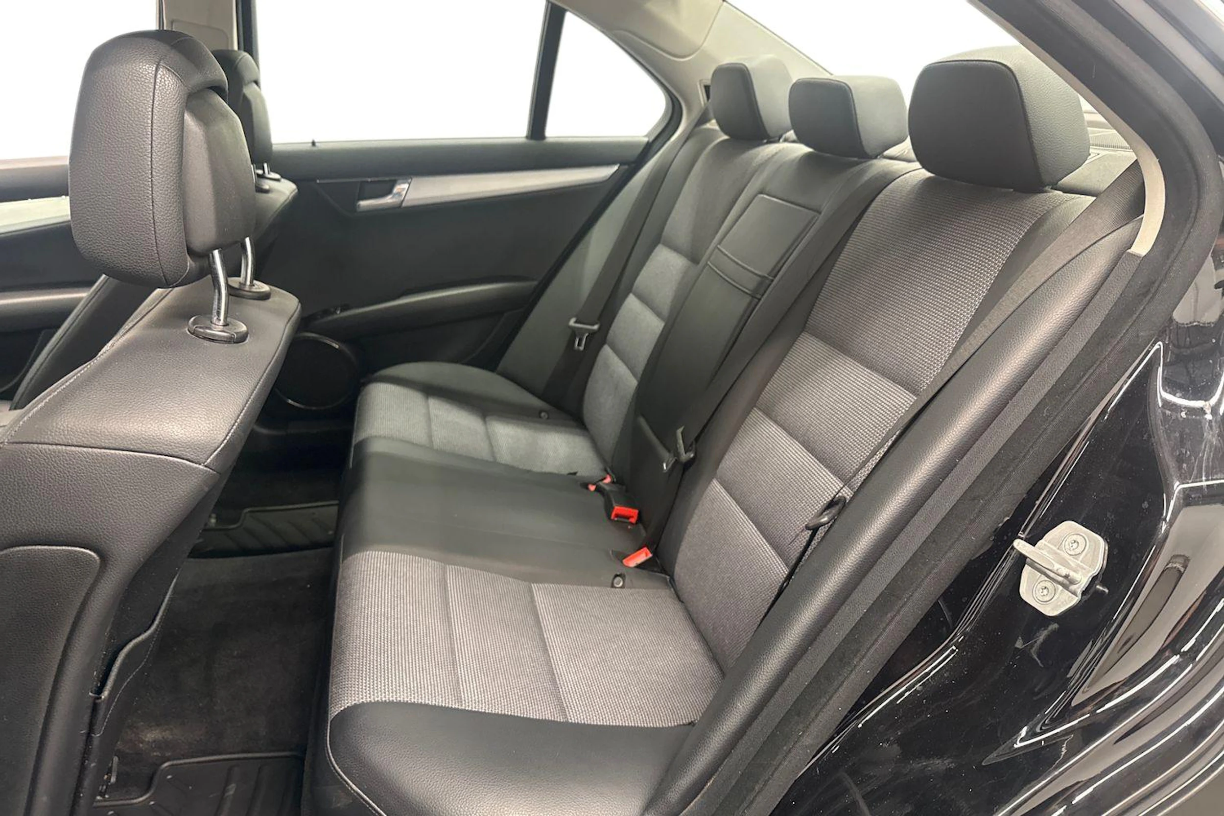 musta Mercedes-Benz C 2011 kuva 8.