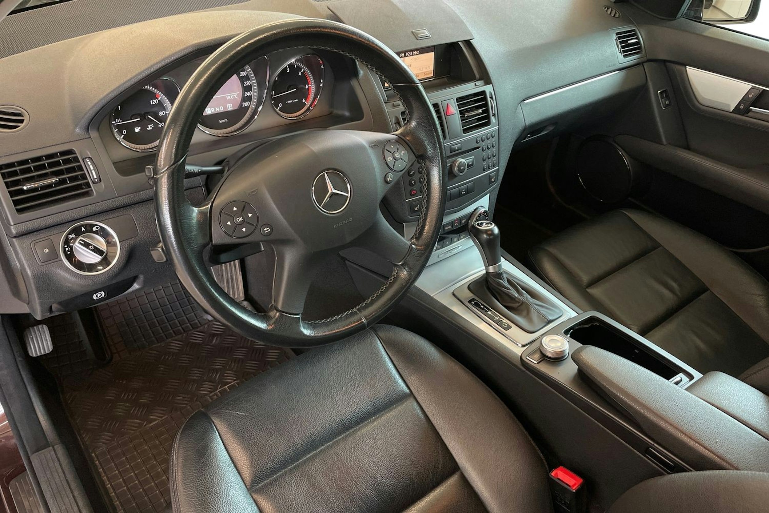 Ruskea (beige) Mercedes-Benz C 2011 kuva 7.