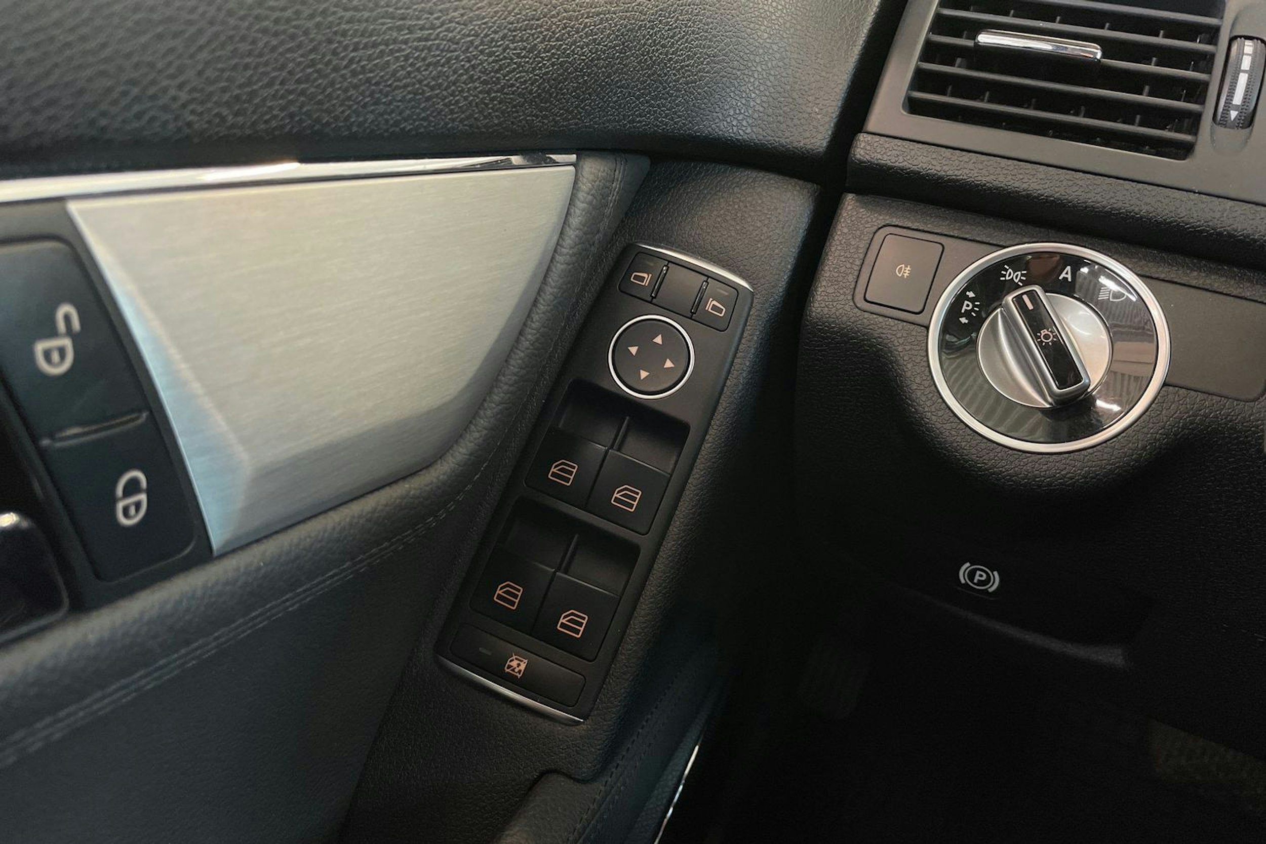 Ruskea (beige) Mercedes-Benz C 2011 kuva 20.