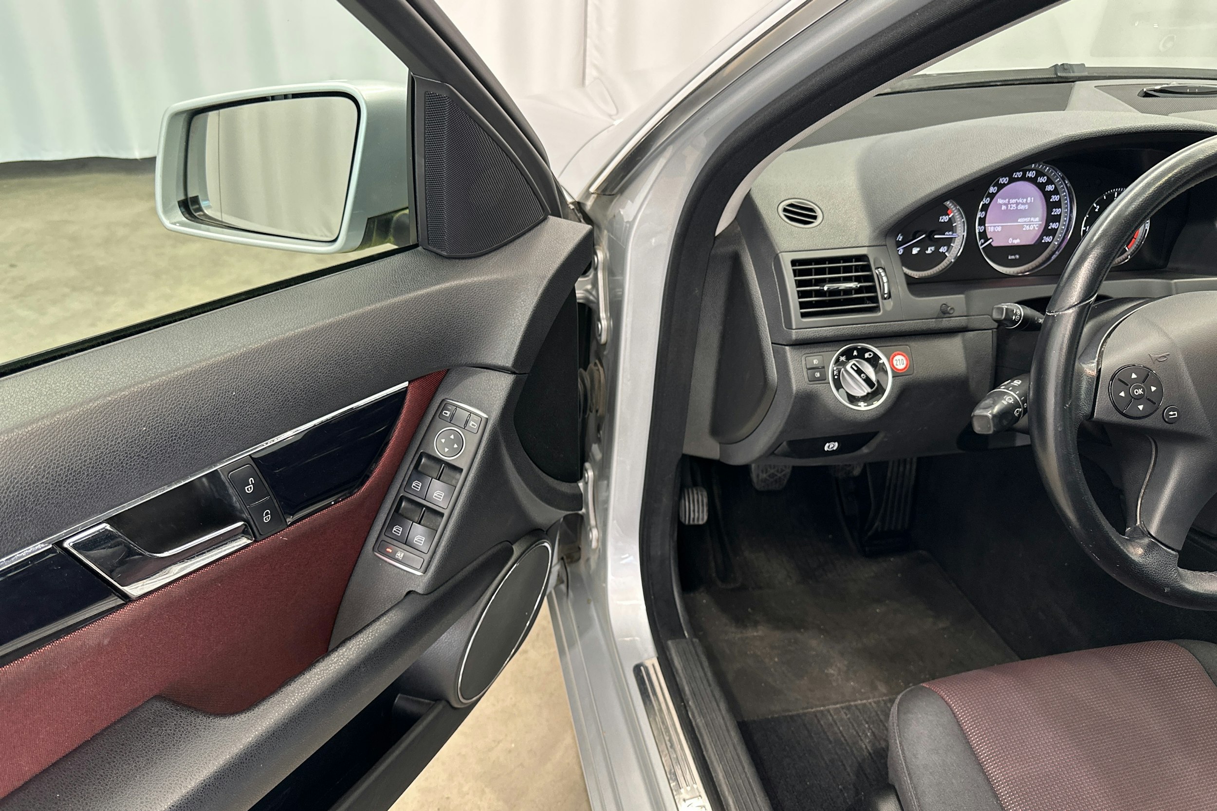 hopea Mercedes-Benz C 2011 kuva 14.