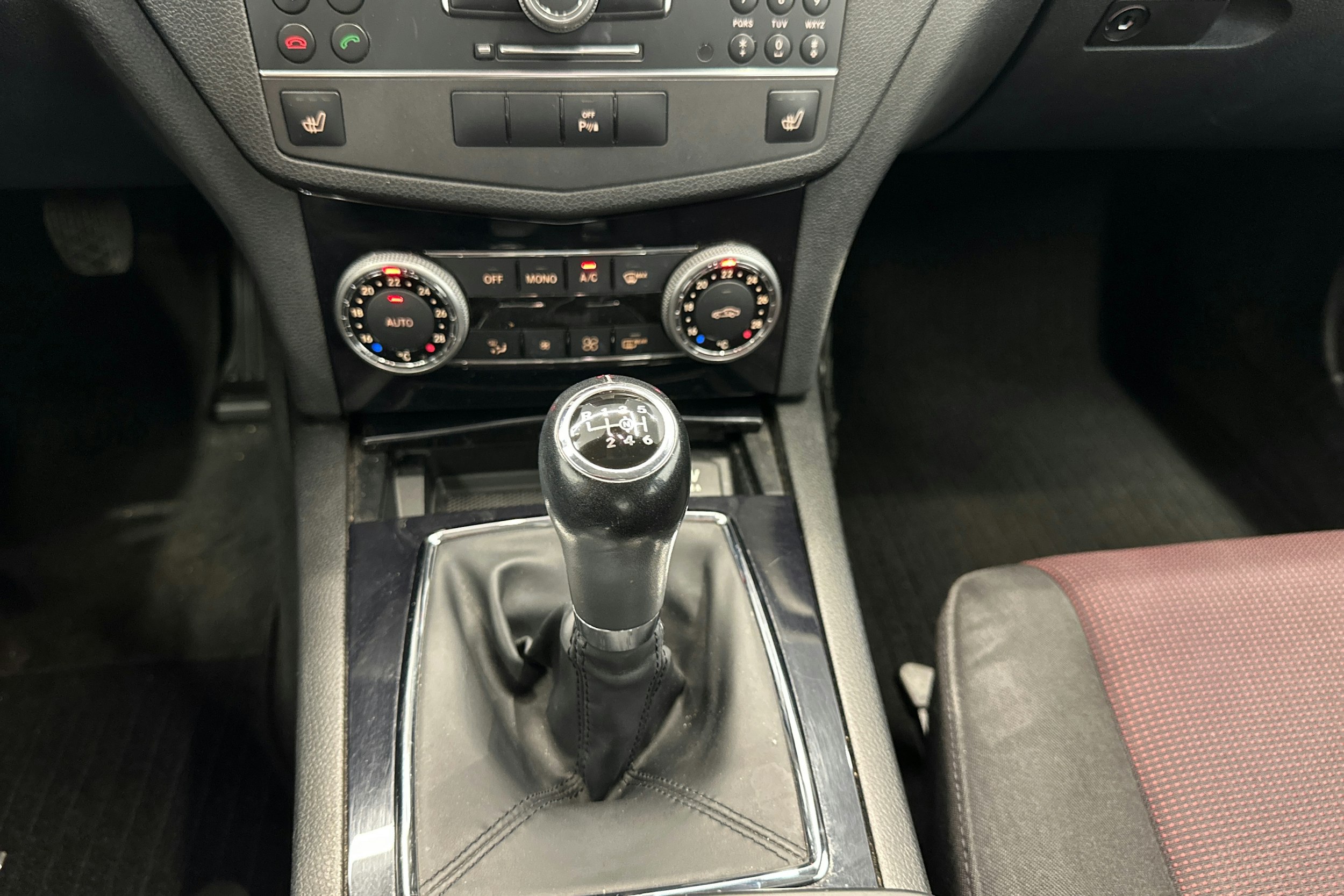 hopea Mercedes-Benz C 2011 kuva 18.