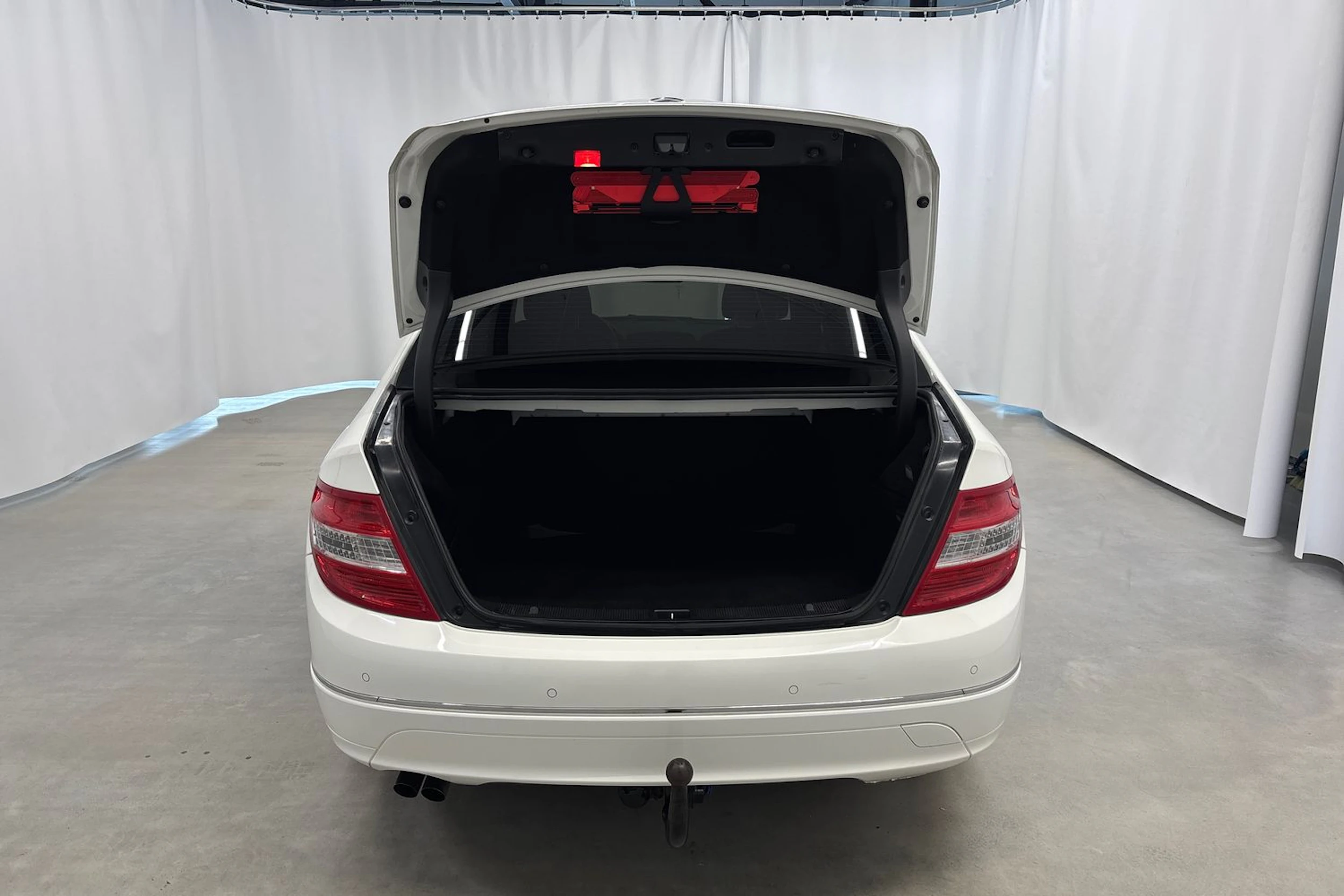 valkoinen Mercedes-Benz C 2011 kuva 19.