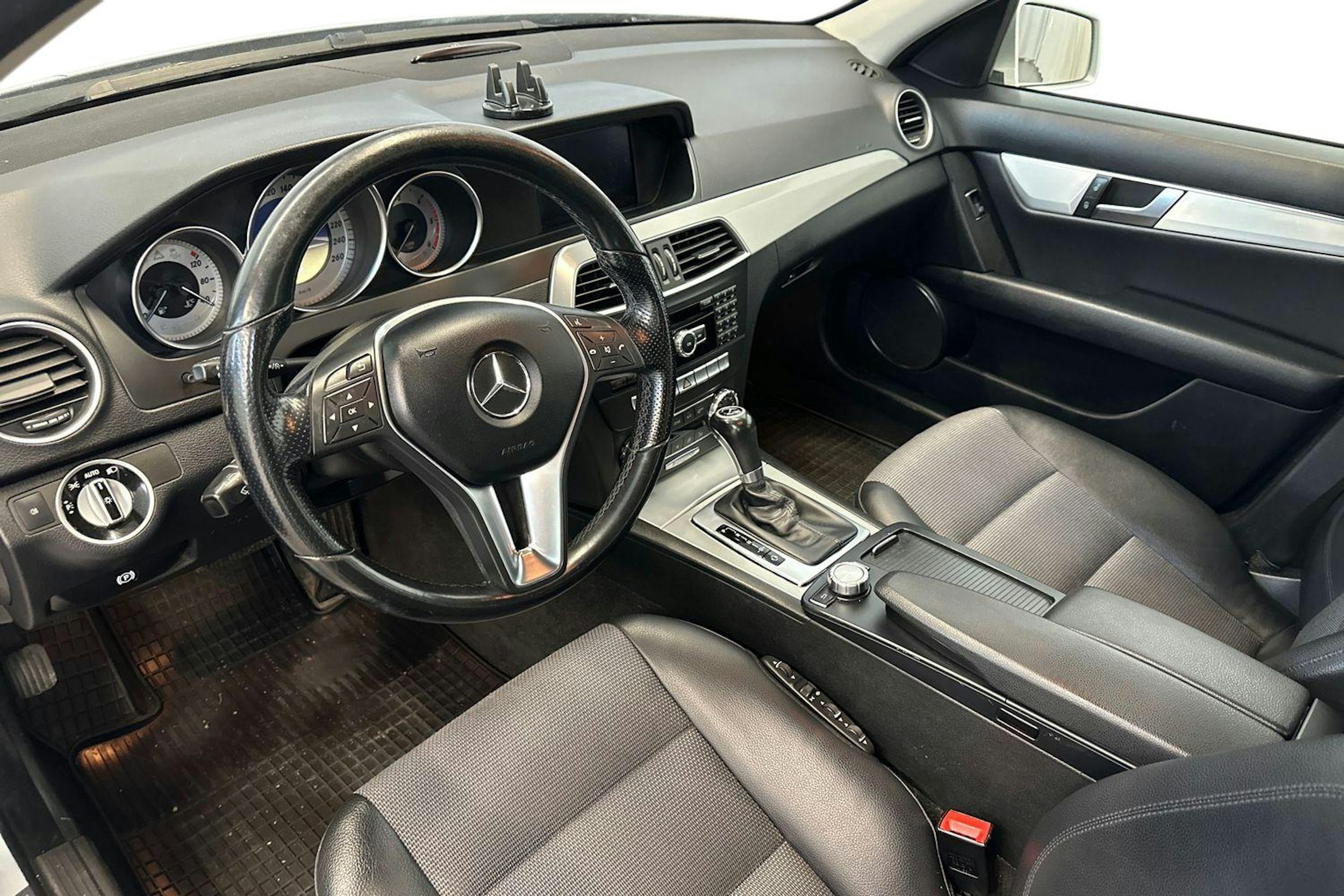 harmaa Mercedes-Benz C 2011 kuva 3.