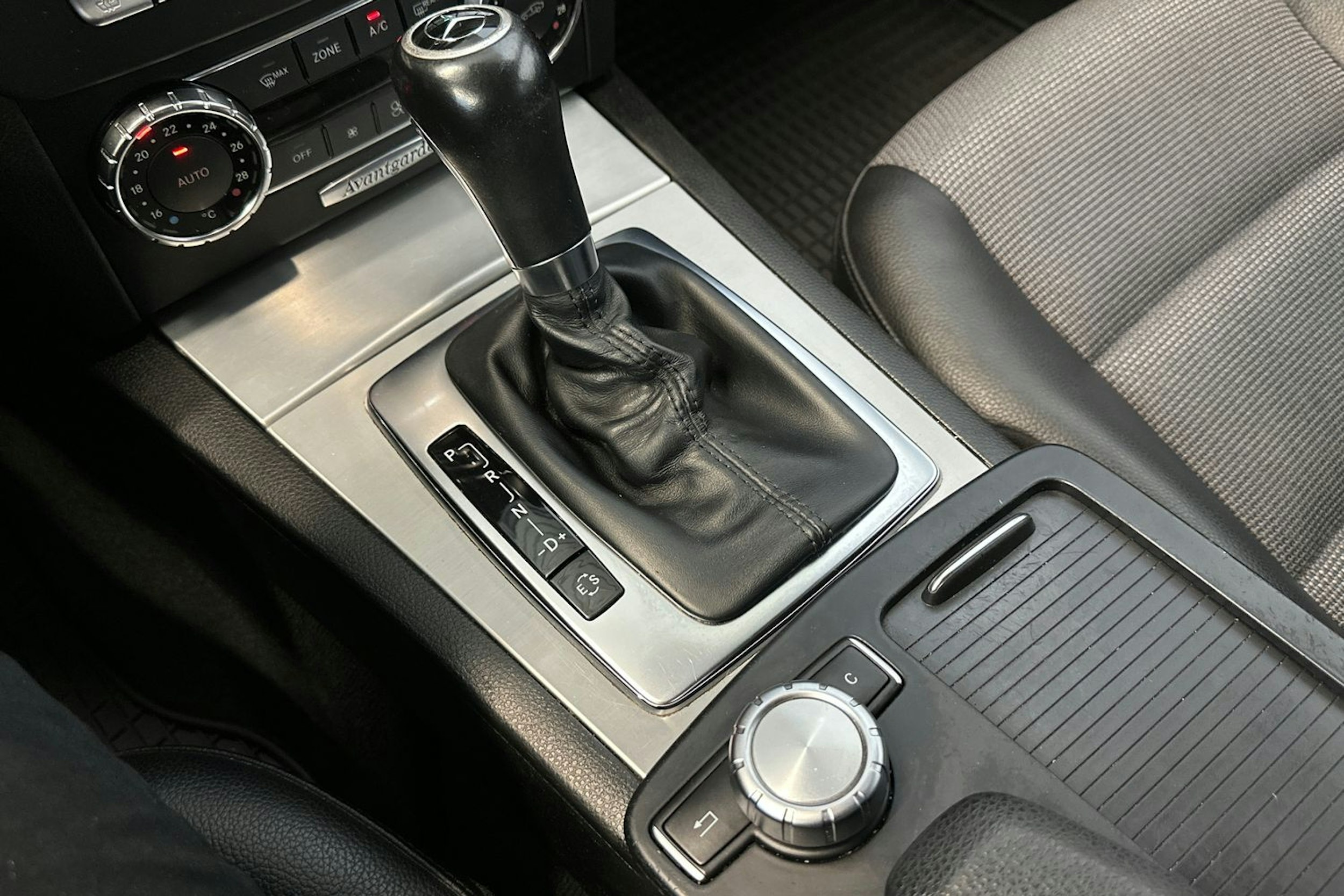 harmaa Mercedes-Benz C 2011 kuva 27.