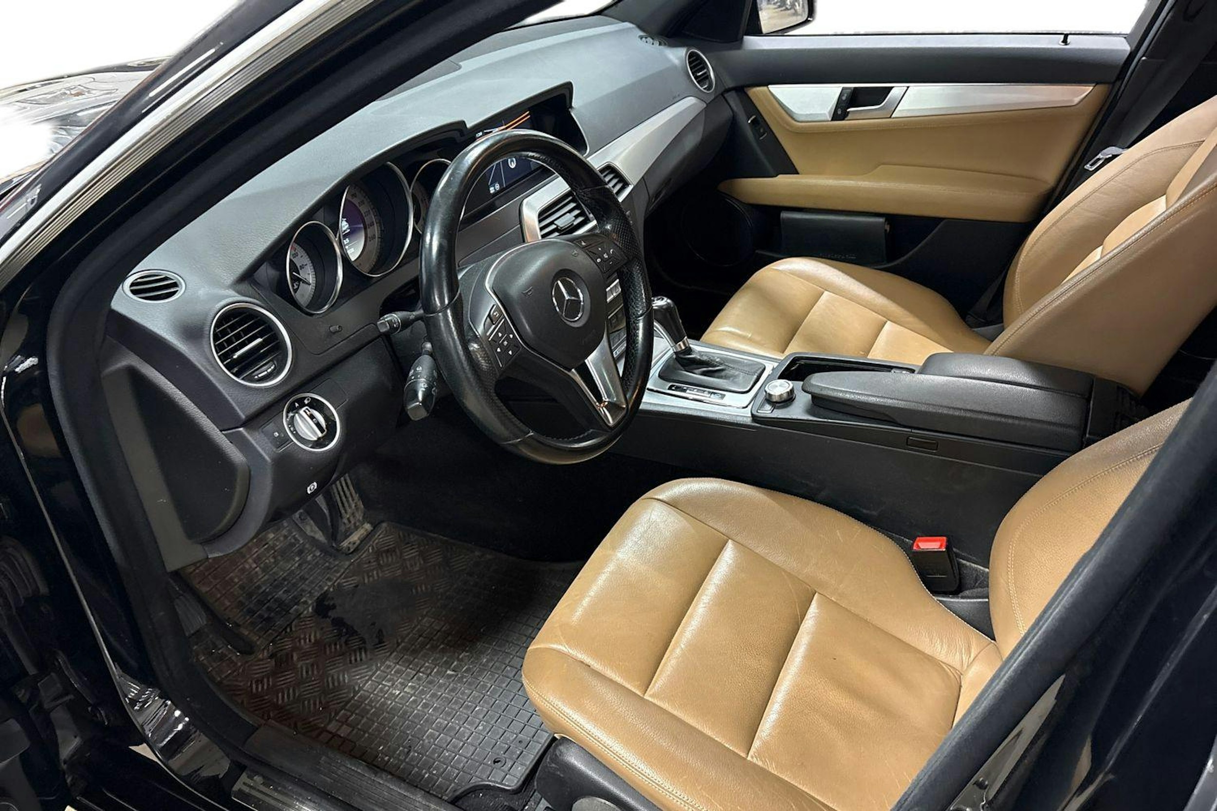 musta Mercedes-Benz C 2011 kuva 3.