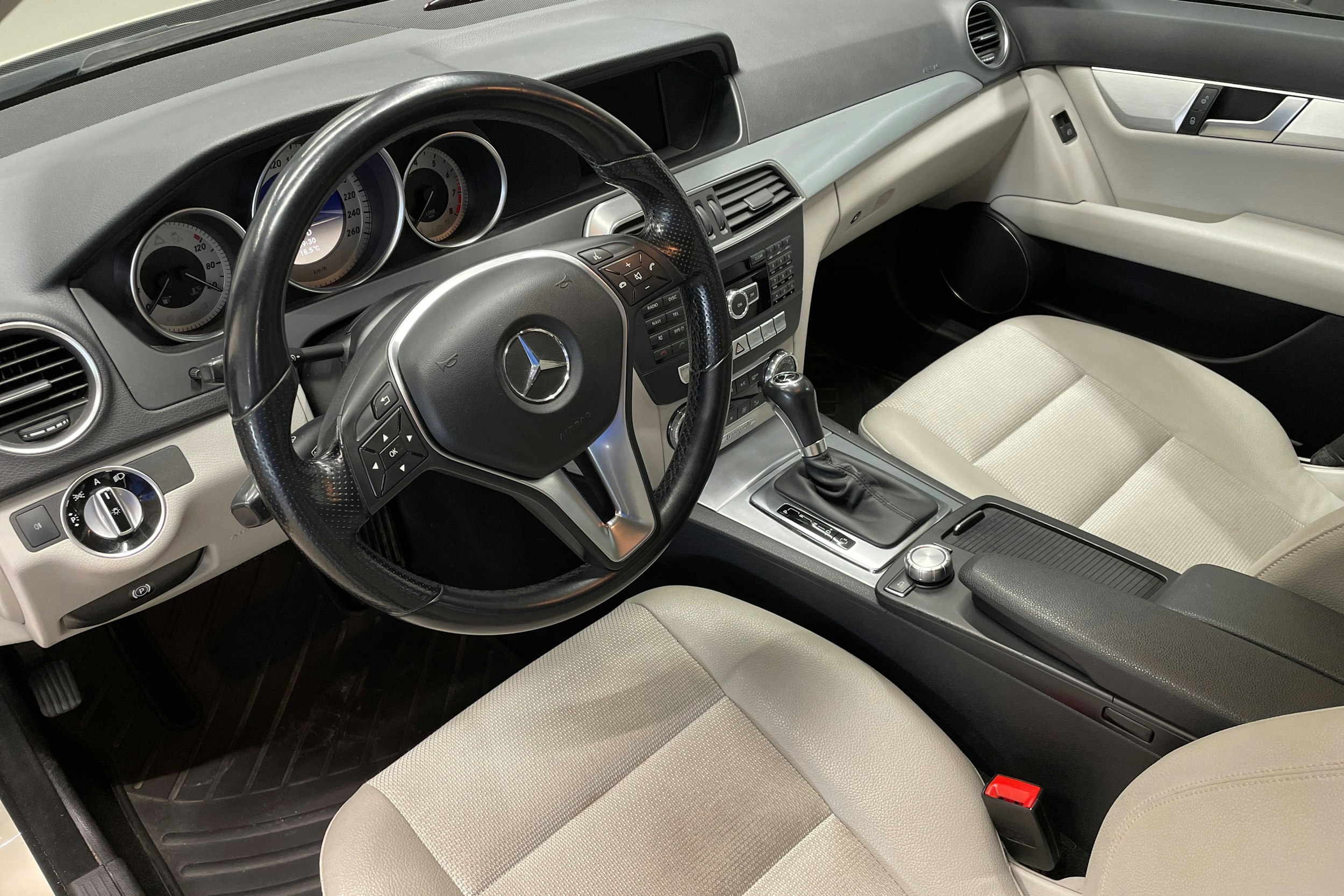 ruskea (beige) Mercedes-Benz C 2011 kuva 6.