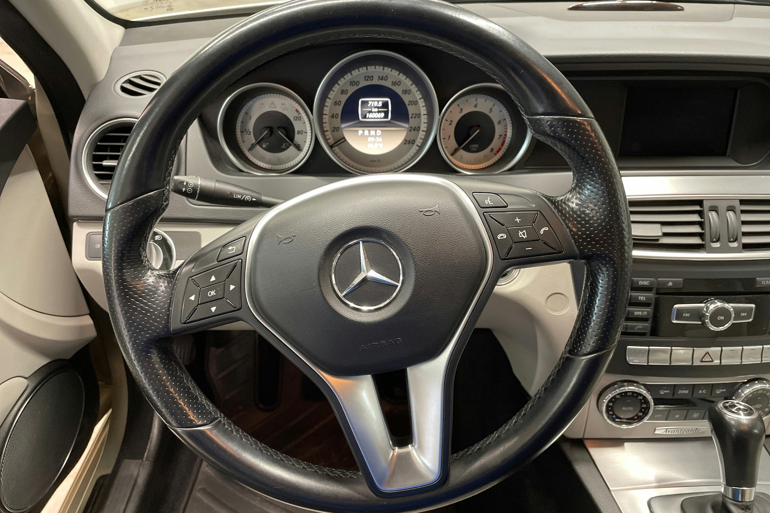 ruskea (beige) Mercedes-Benz C 2011 kuva 14.