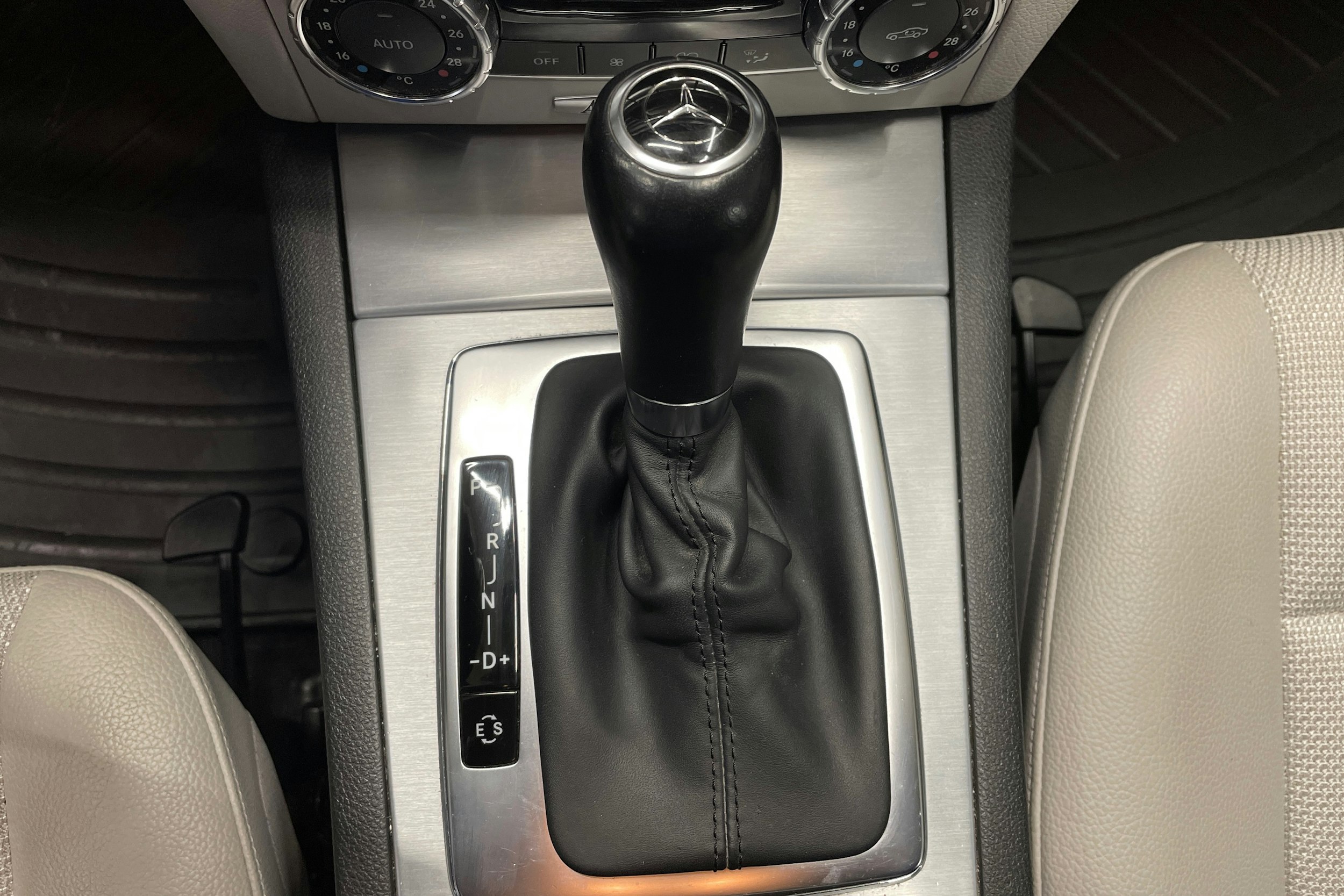 ruskea (beige) Mercedes-Benz C 2011 kuva 16.