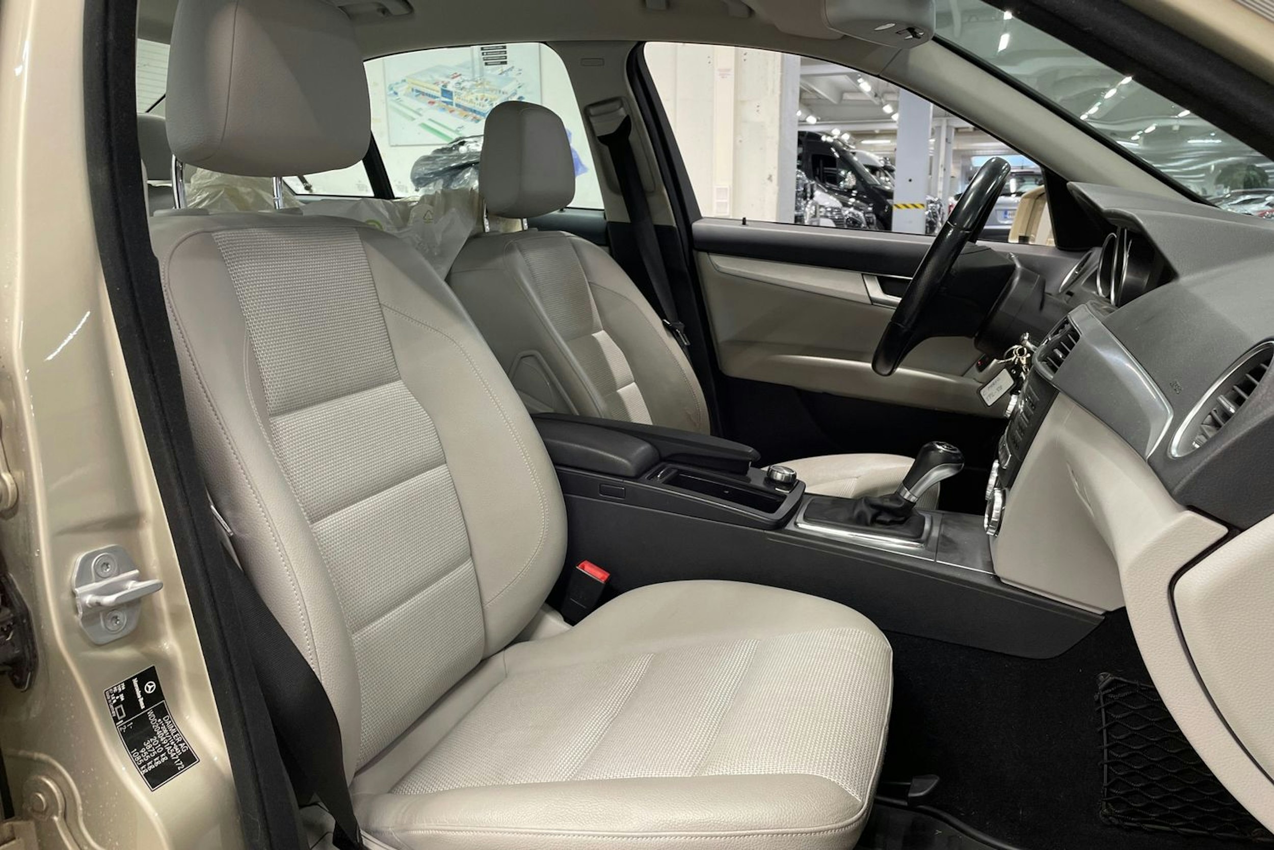 ruskea (beige) Mercedes-Benz C 2011 kuva 25.