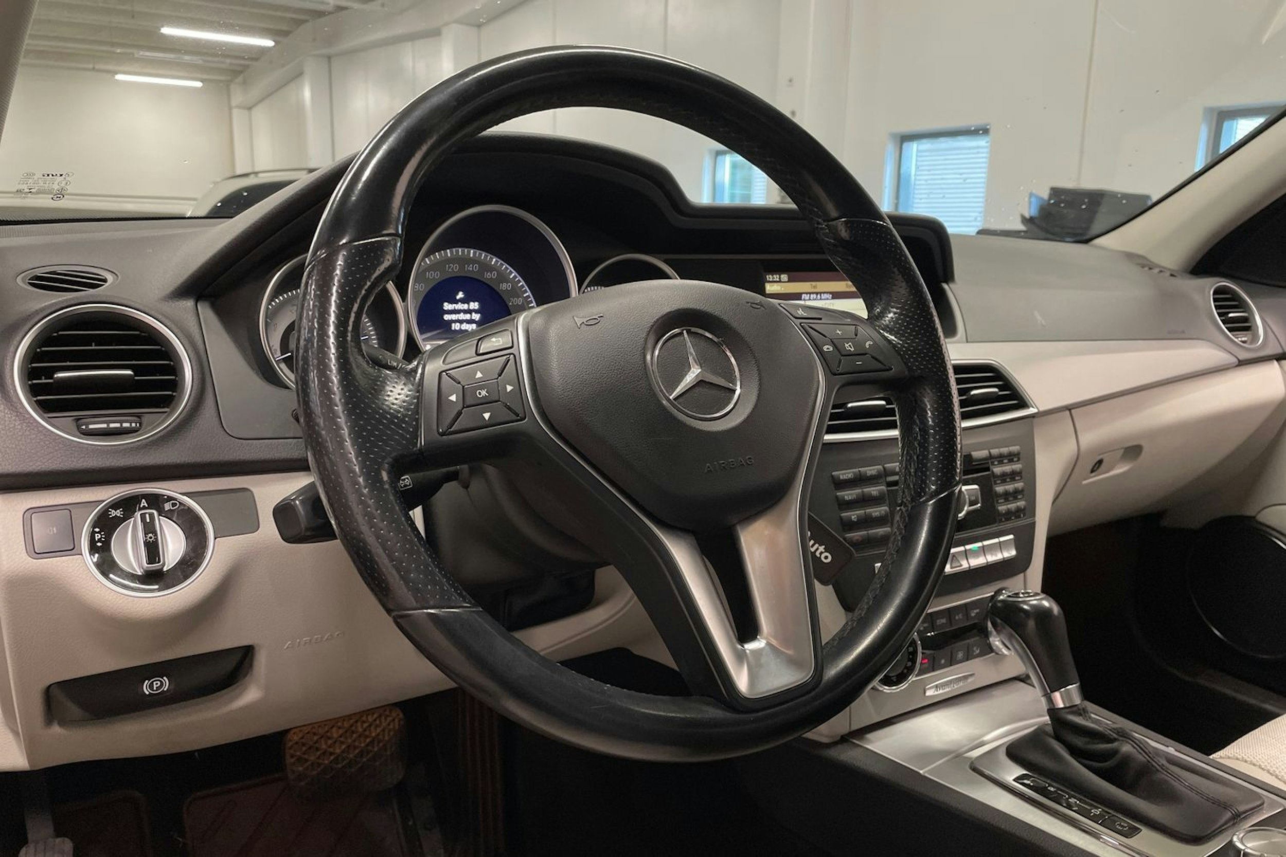 ruskea (beige) Mercedes-Benz C 2011 kuva 26.
