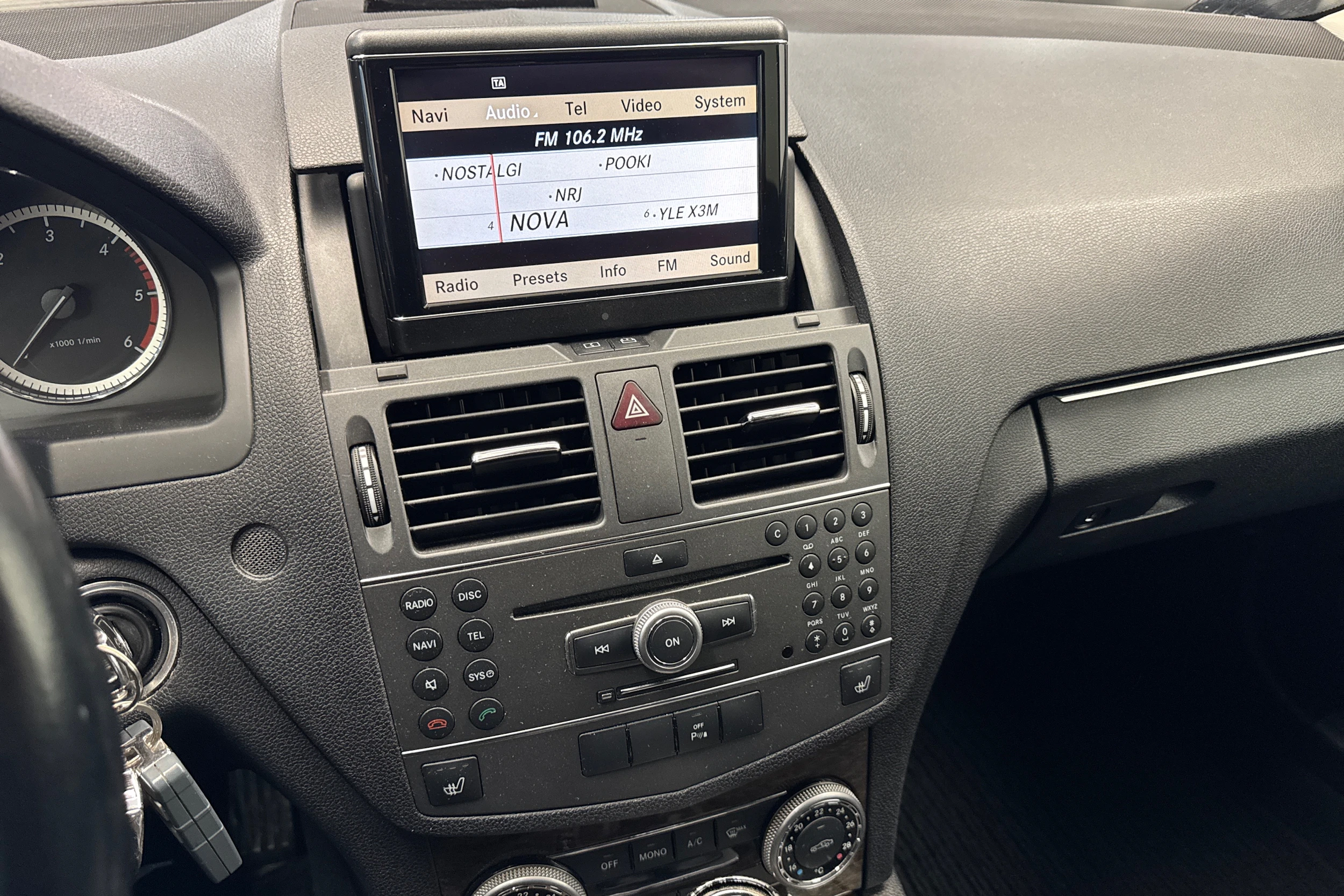 Harmaa Mercedes-Benz C 2011 kuva 13.
