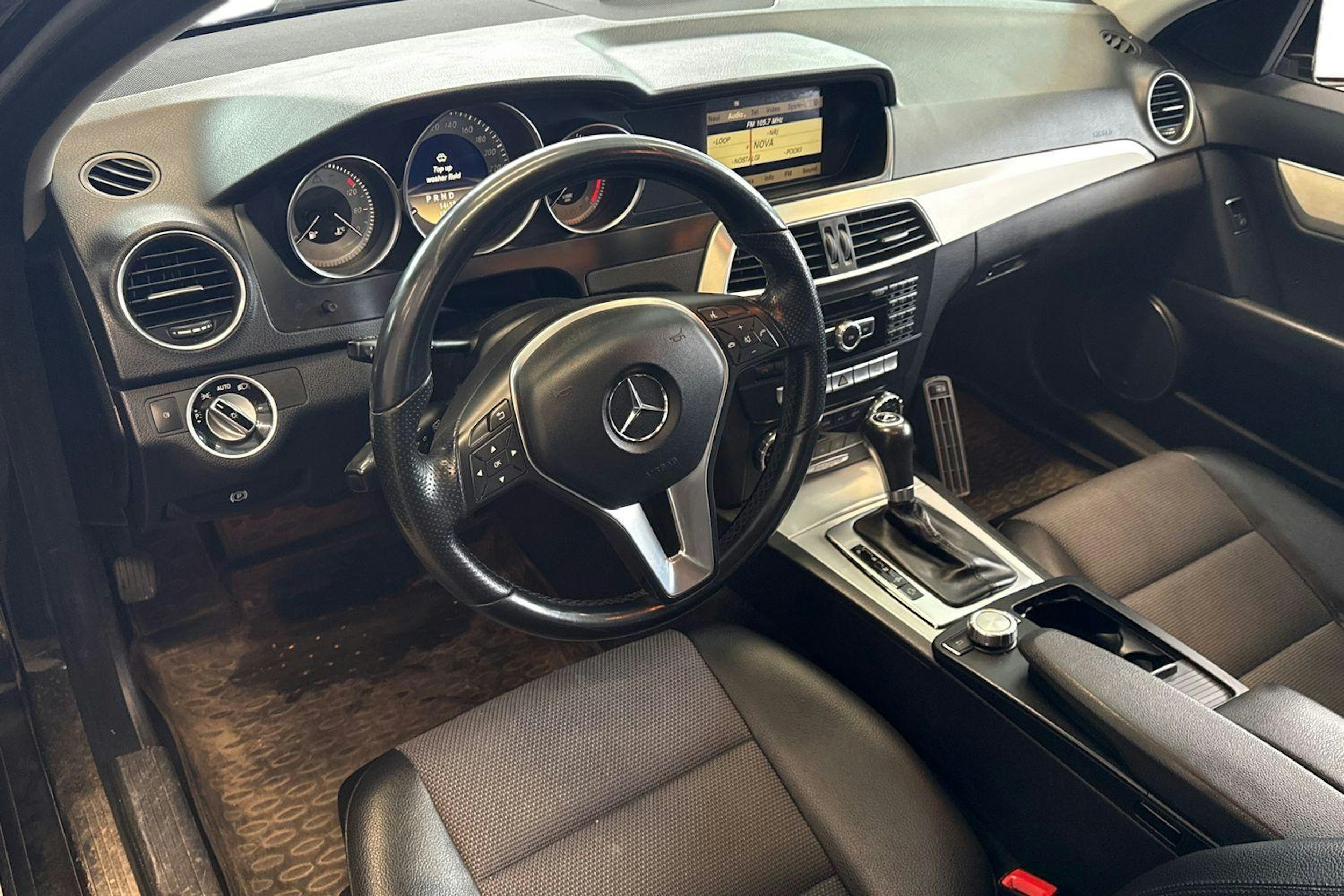 Musta Mercedes-Benz C 2011 kuva 3.