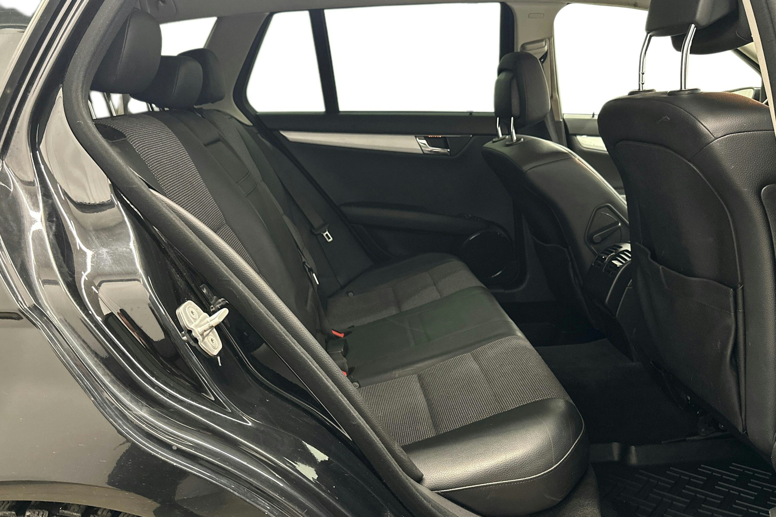 musta Mercedes-Benz C 2011 kuva 11.
