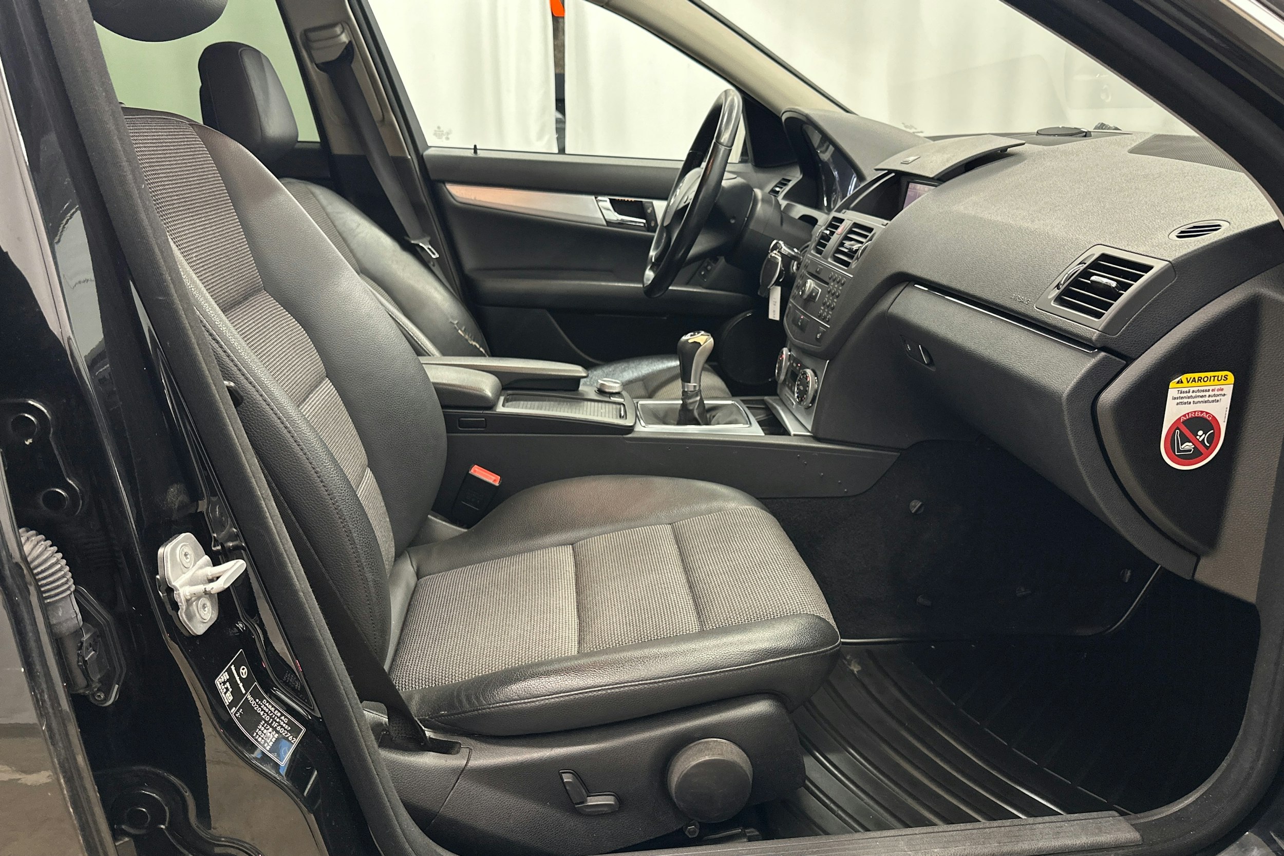 musta Mercedes-Benz C 2011 kuva 13.