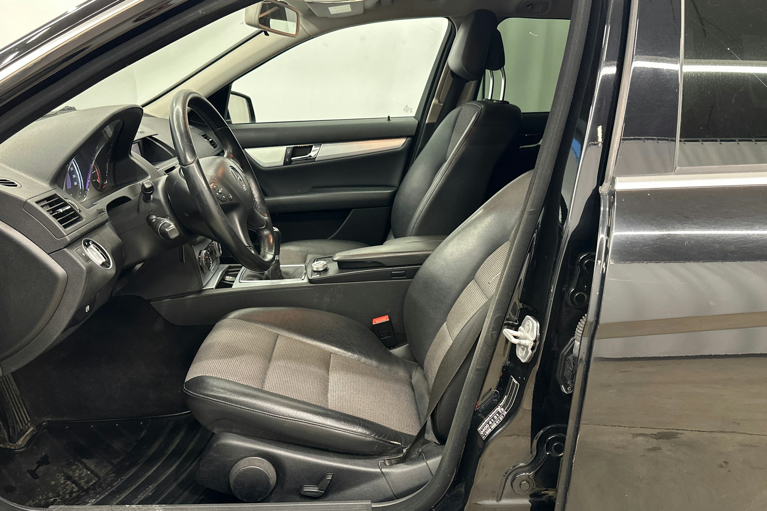 musta Mercedes-Benz C 2011 kuva 16.