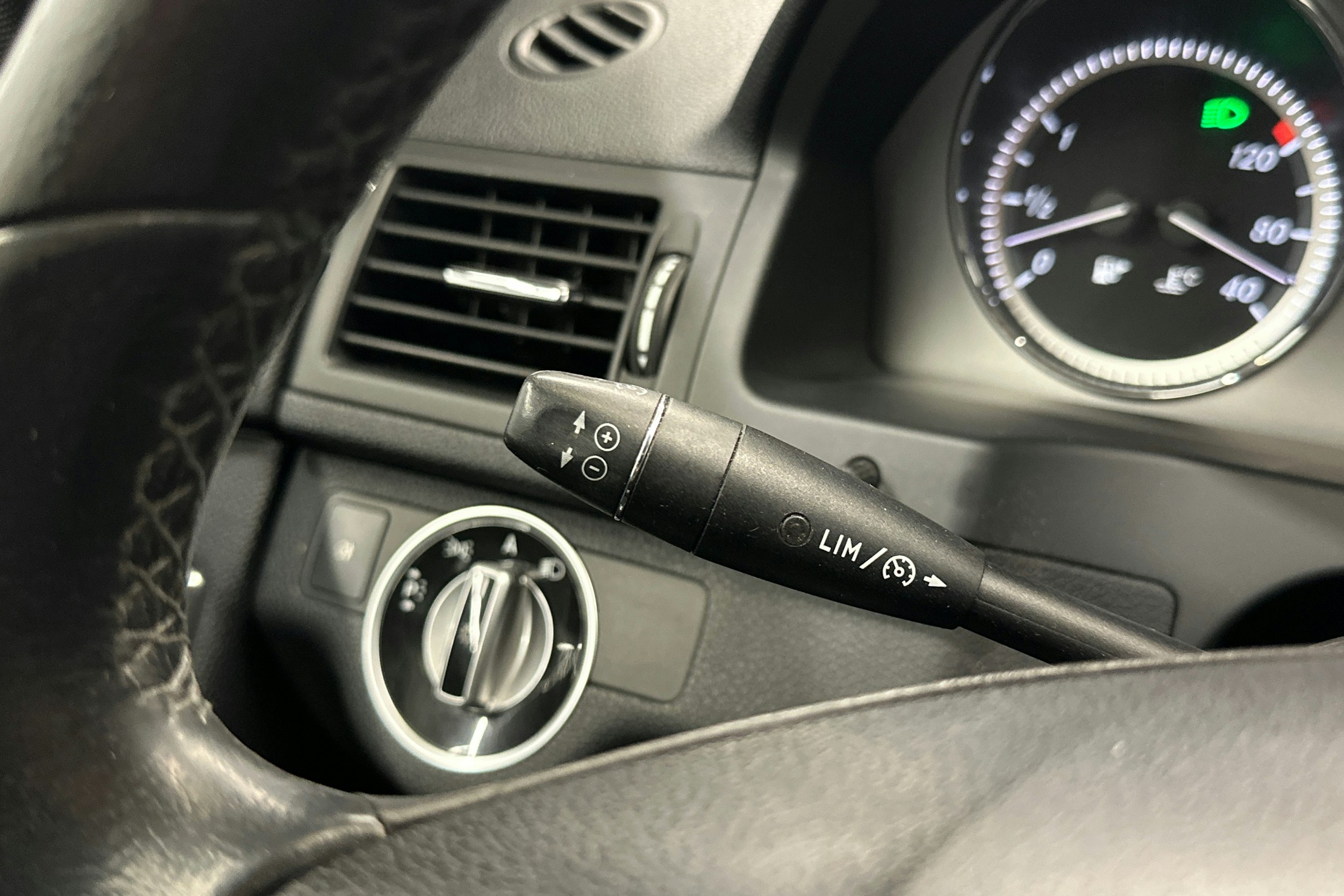 musta Mercedes-Benz C 2011 kuva 19.