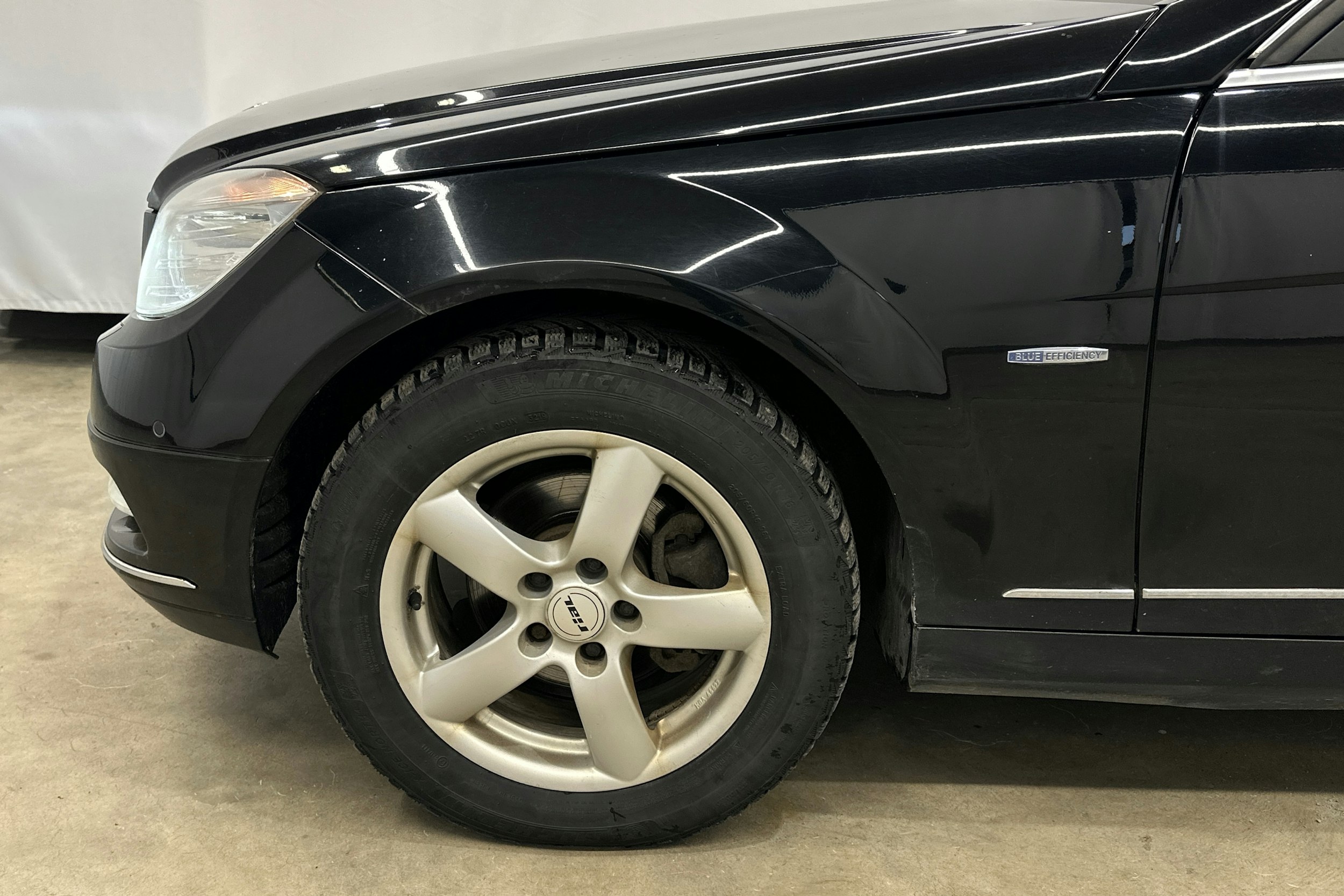 musta Mercedes-Benz C 2011 kuva 27.