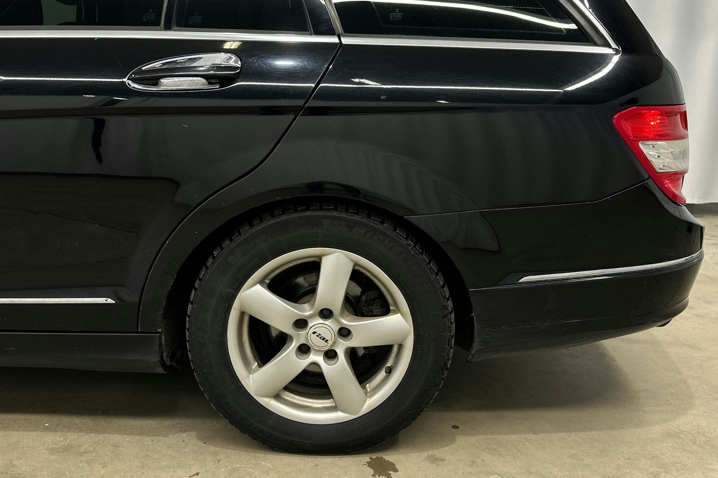 musta Mercedes-Benz C 2011 kuva 28.