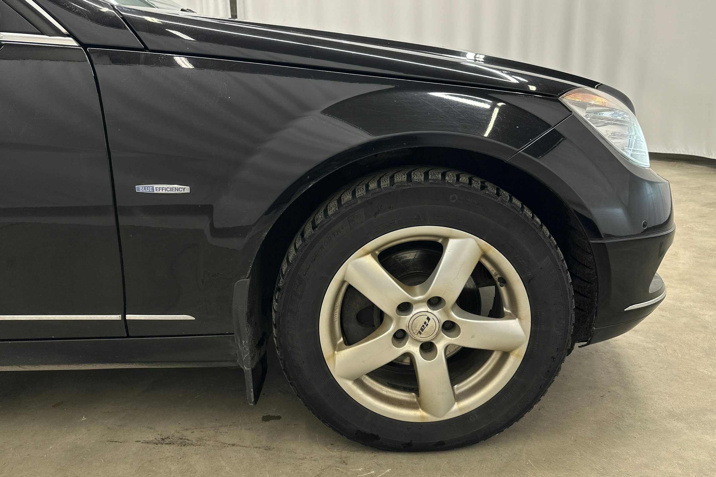 musta Mercedes-Benz C 2011 kuva 31.