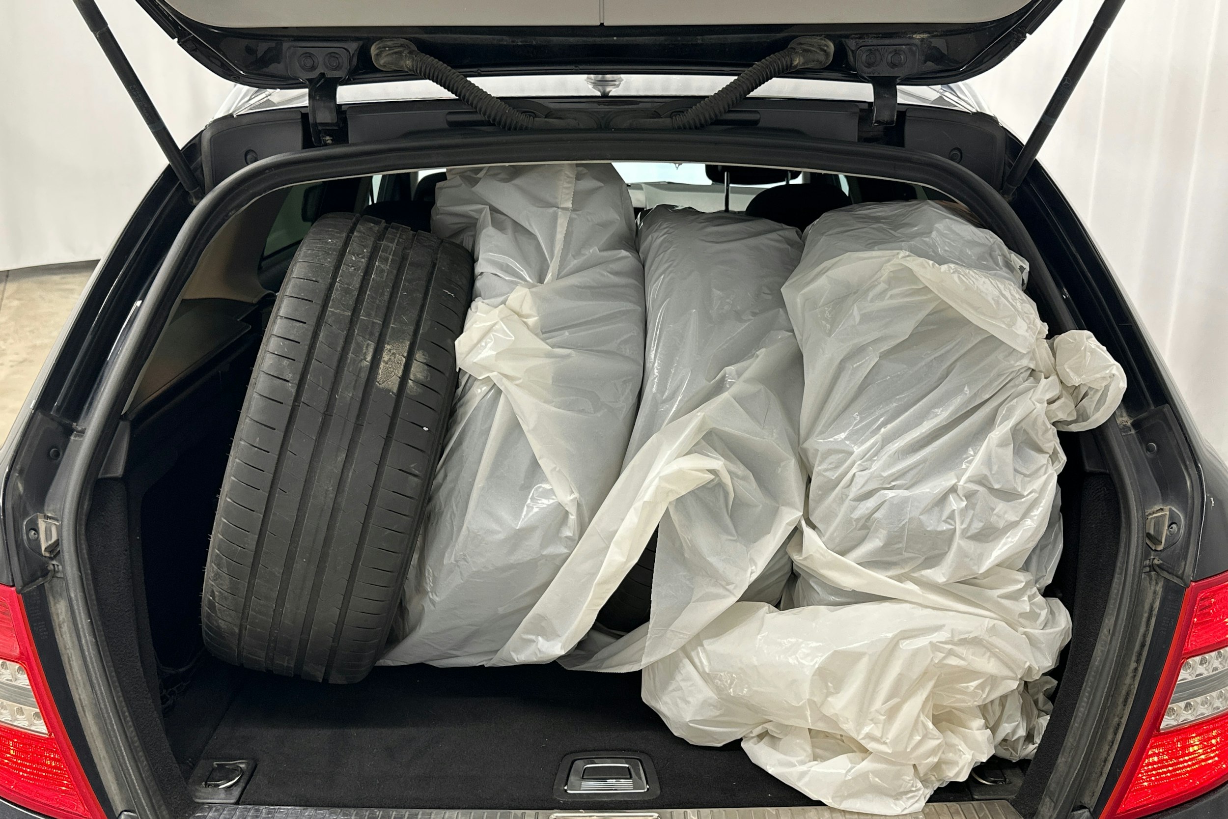 musta Mercedes-Benz C 2011 kuva 35.