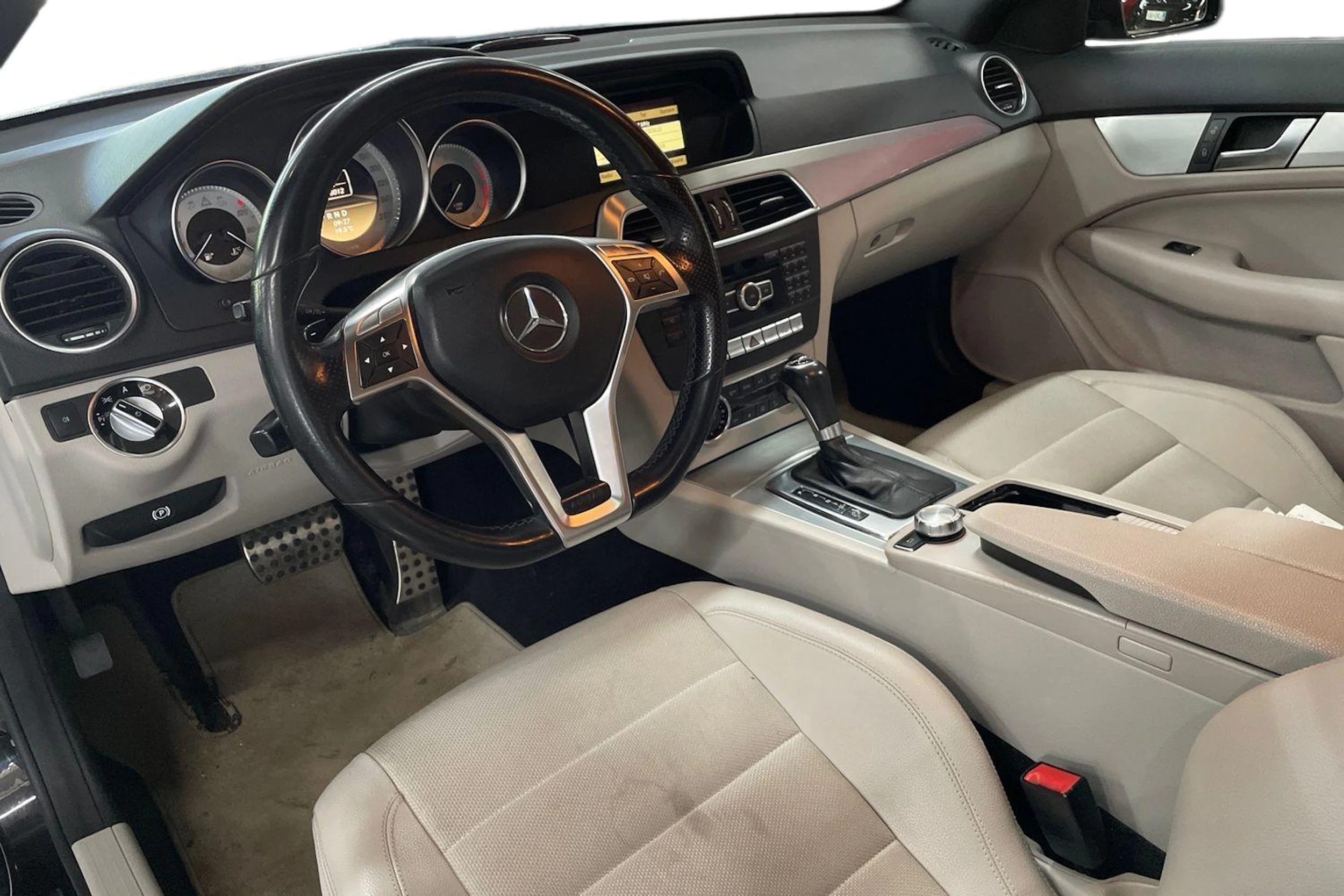 musta Mercedes-Benz C 2011 kuva 3.