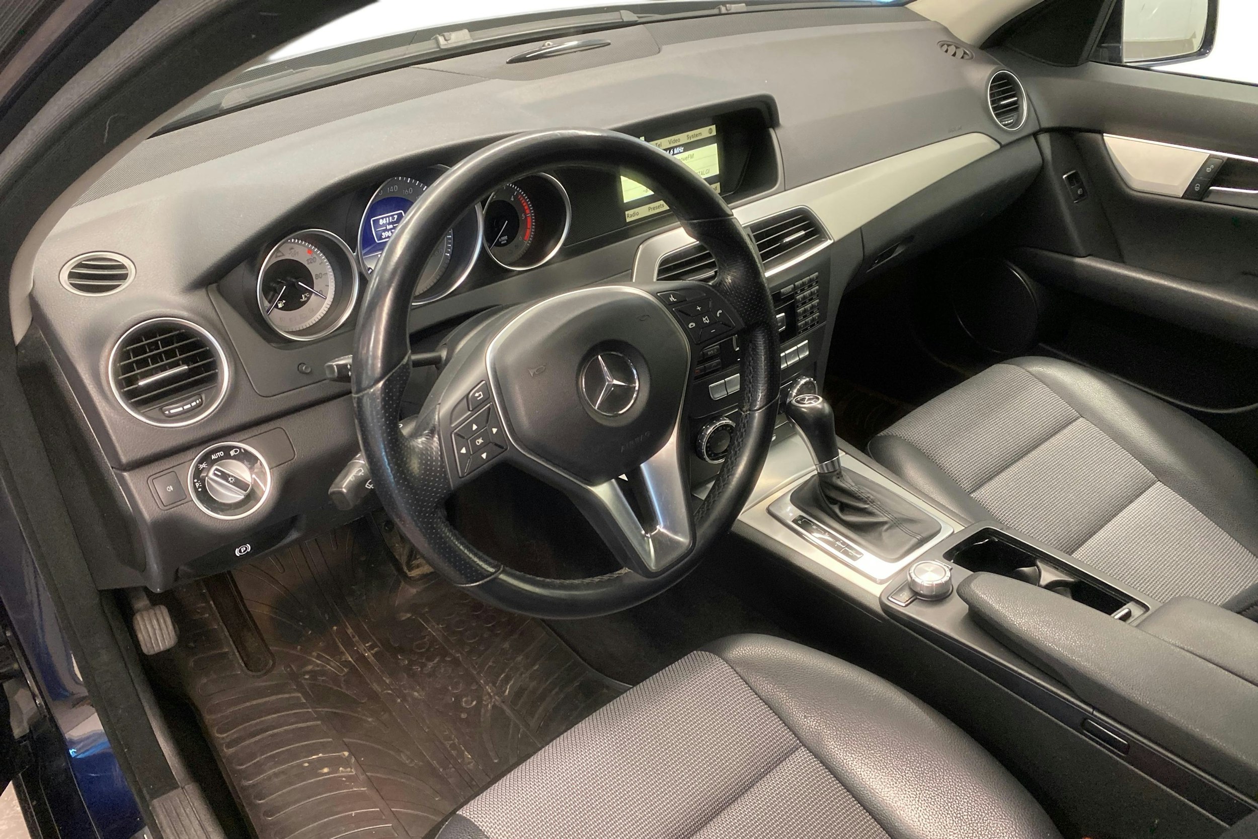 Sininen Mercedes-Benz C 2012 kuva 7.