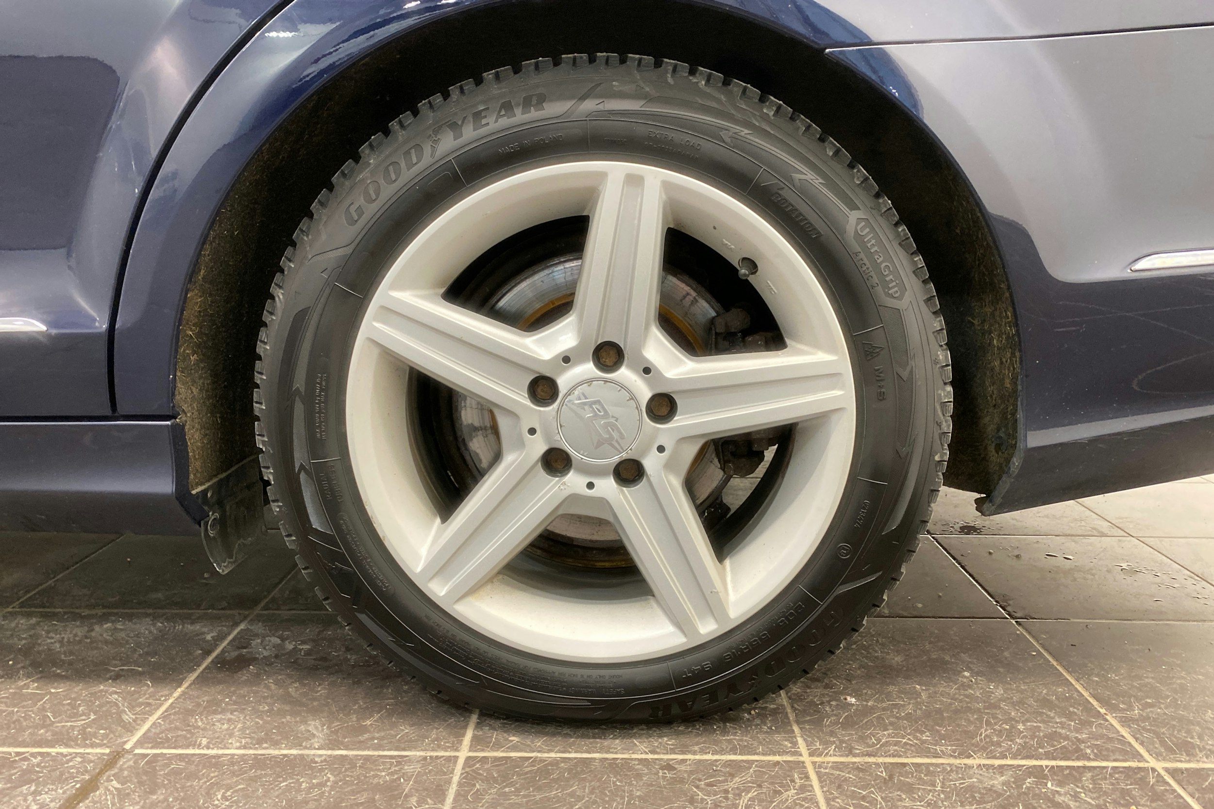 Sininen Mercedes-Benz C 2012 kuva 13.