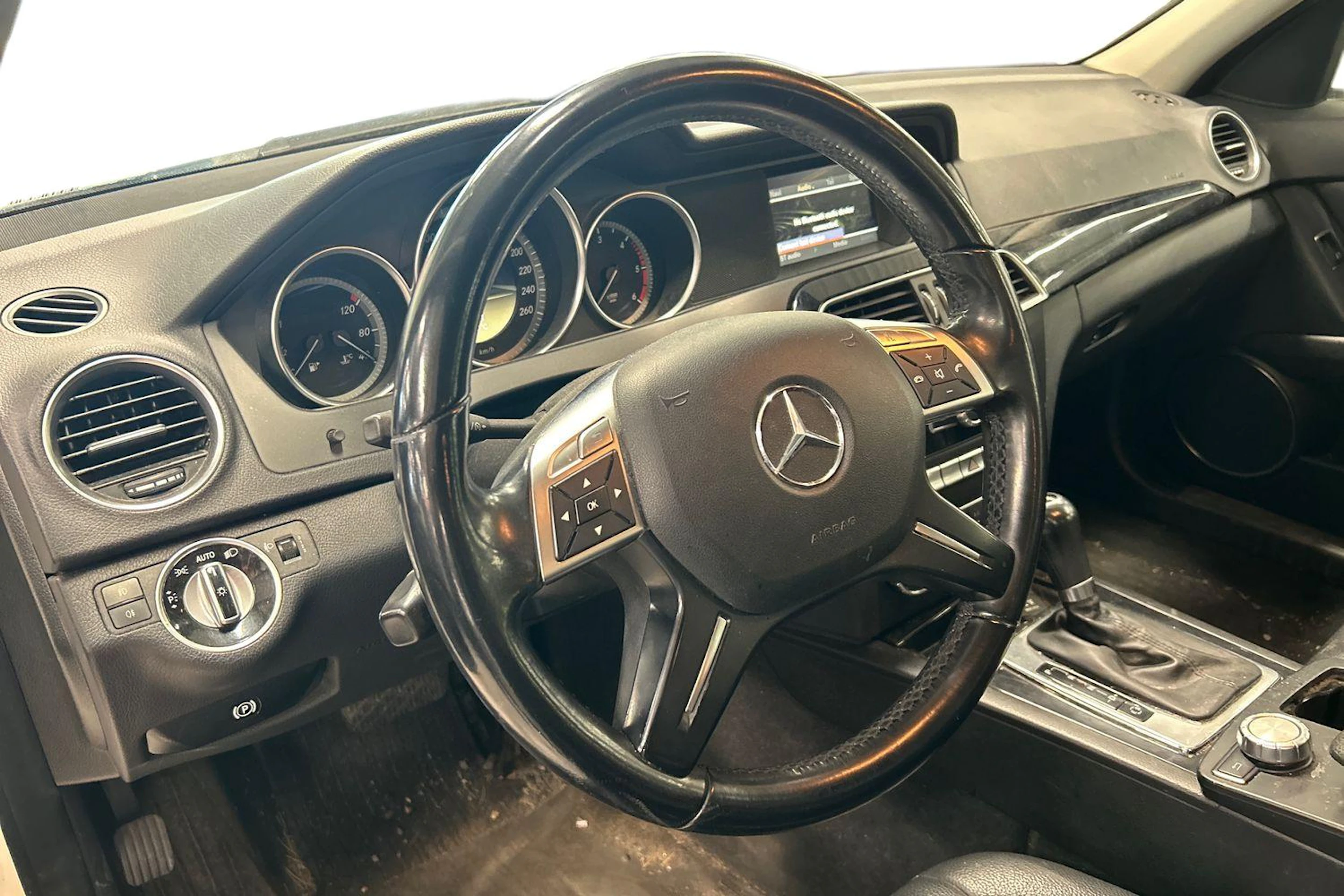 valkoinen Mercedes-Benz C 2012 kuva 3.