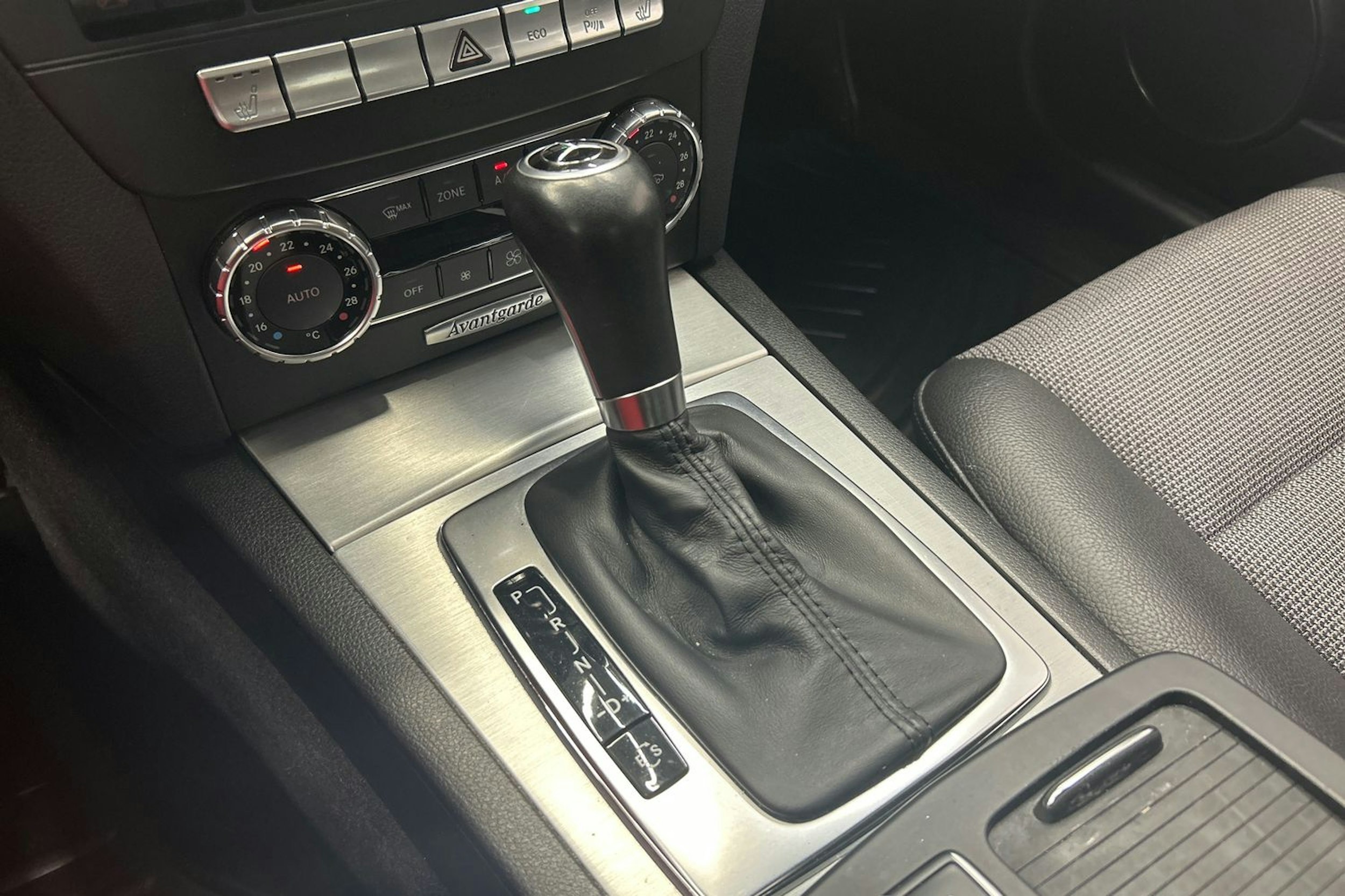 harmaa Mercedes-Benz C 2012 kuva 27.