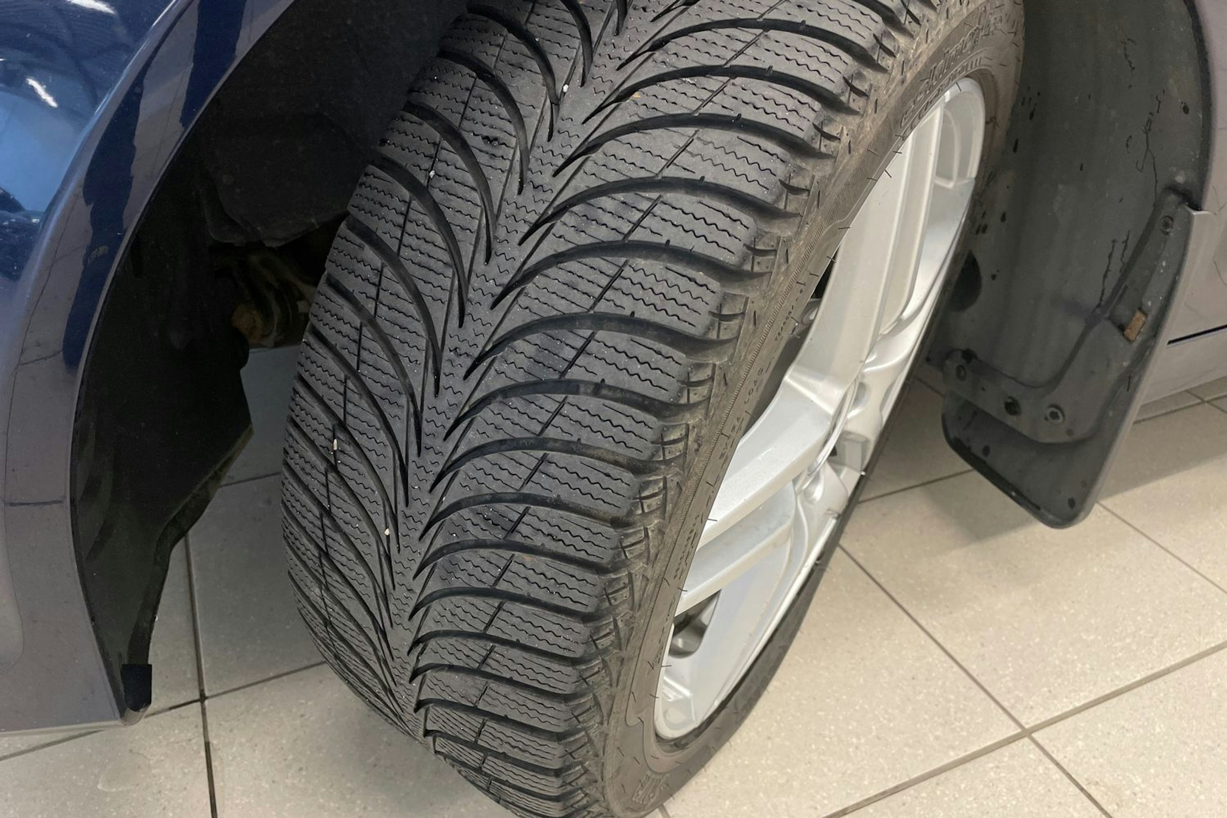 Sininen Mercedes-Benz C 2012 kuva 13.