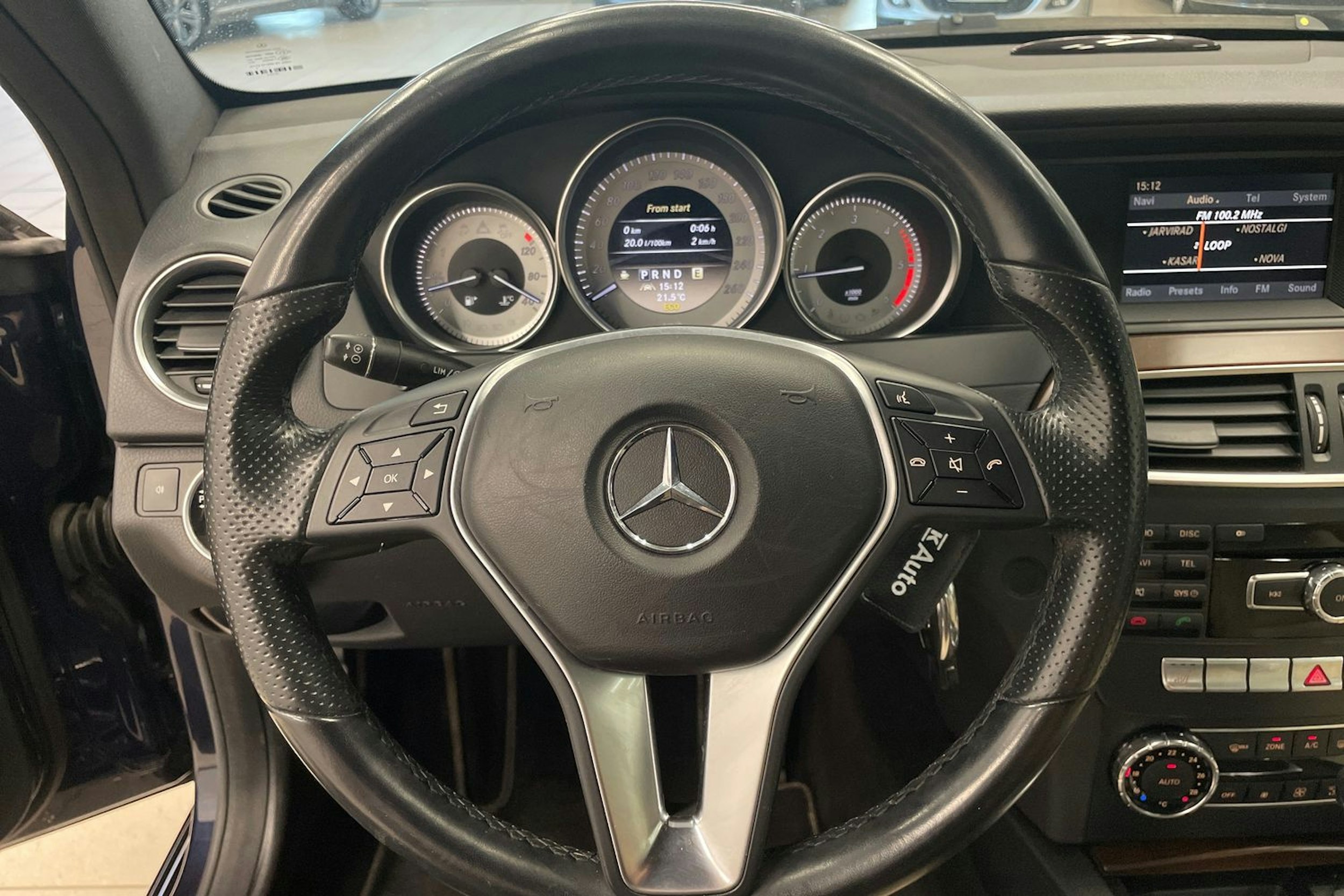 Sininen Mercedes-Benz C 2012 kuva 16.