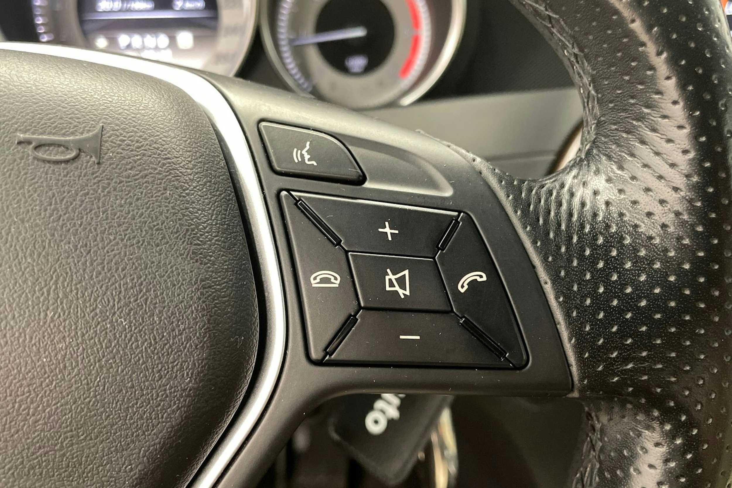 Sininen Mercedes-Benz C 2012 kuva 18.