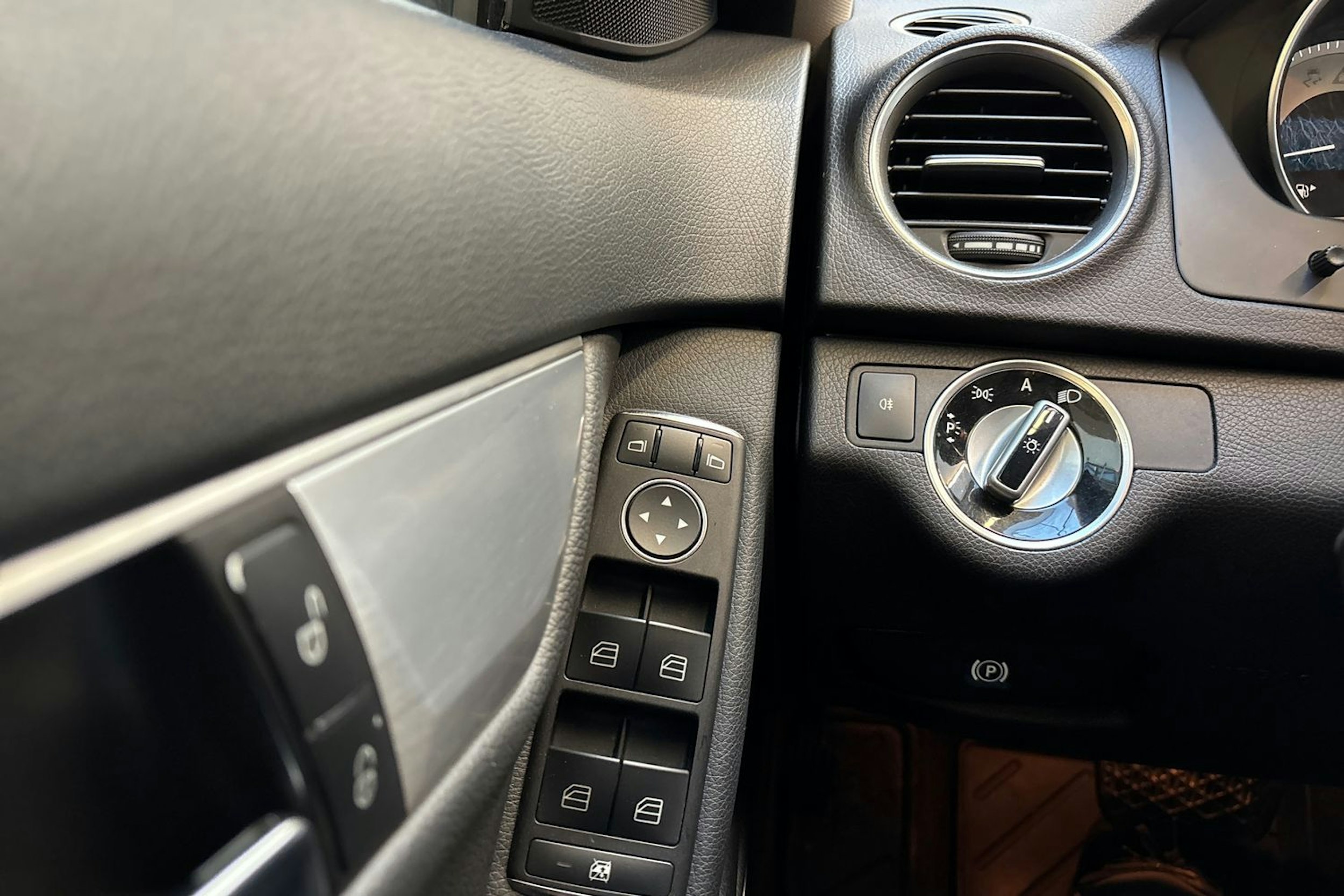 musta Mercedes-Benz C 2012 kuva 16.