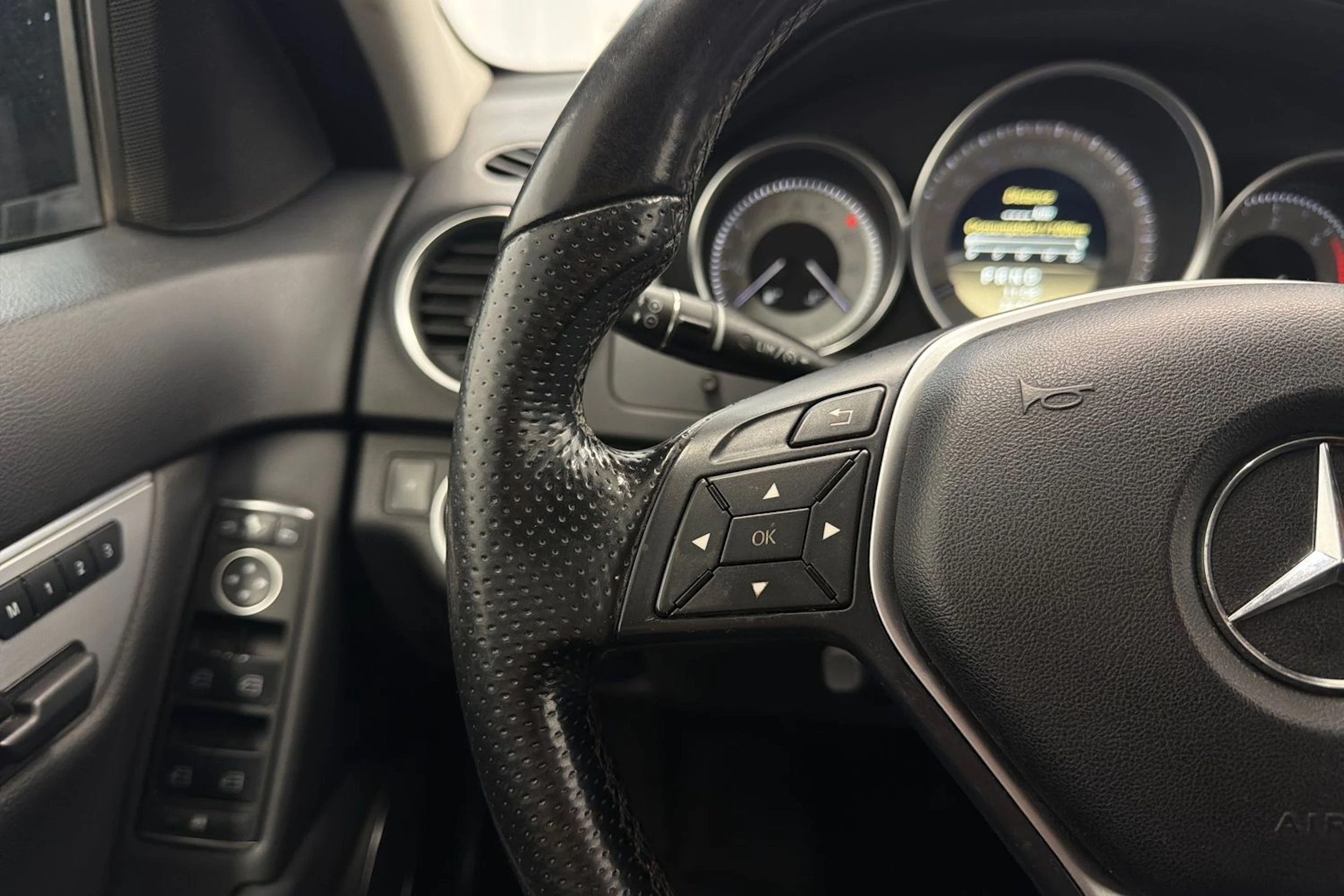 musta Mercedes-Benz C 2012 kuva 17.