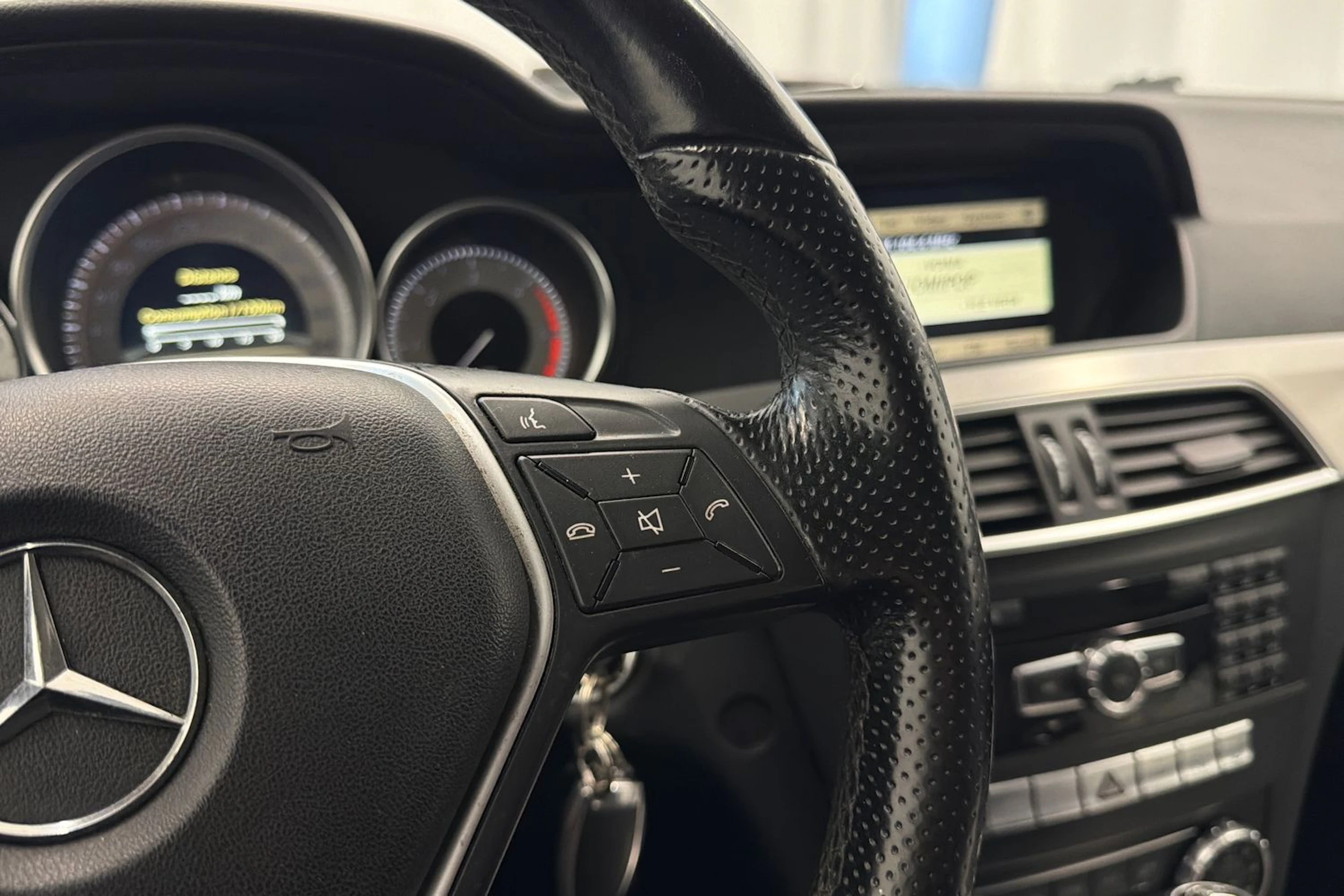 musta Mercedes-Benz C 2012 kuva 18.