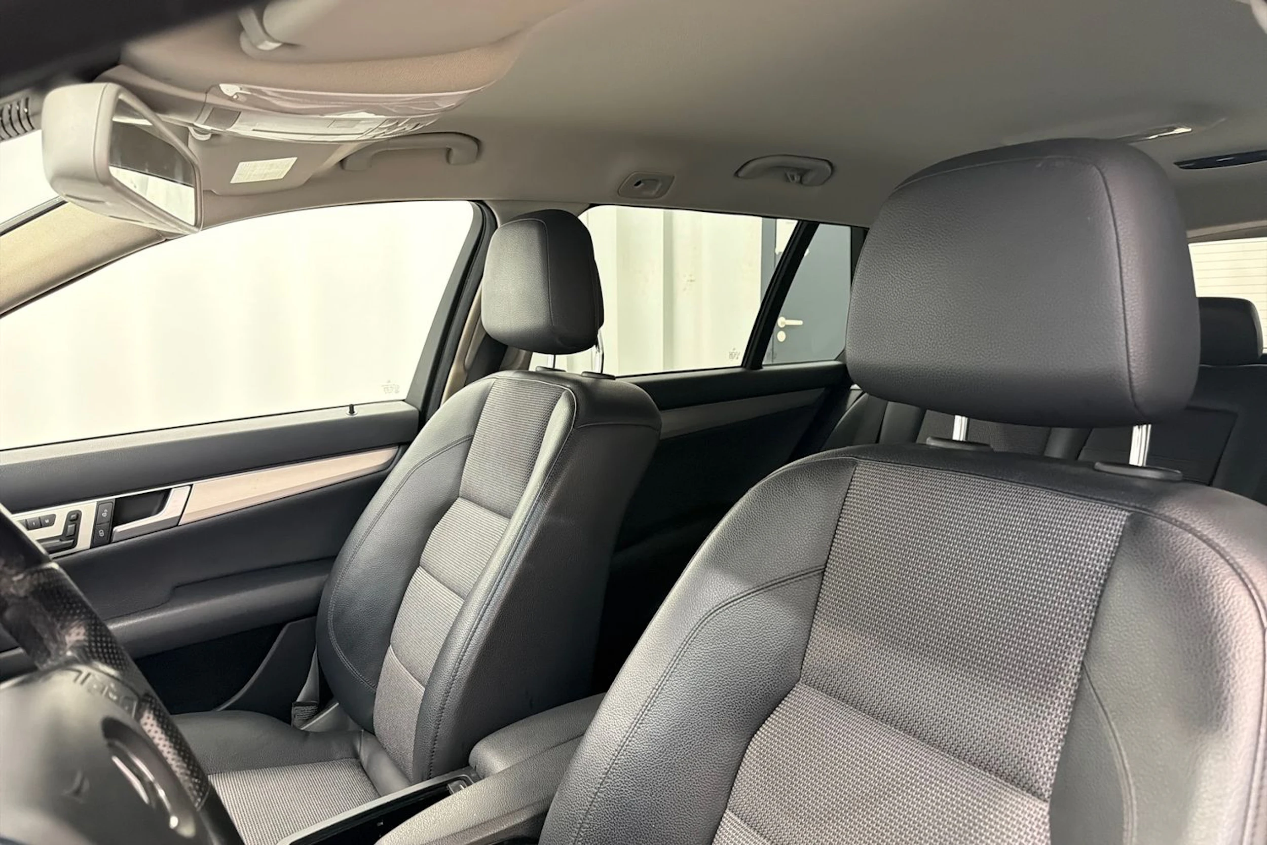 musta Mercedes-Benz C 2012 kuva 25.