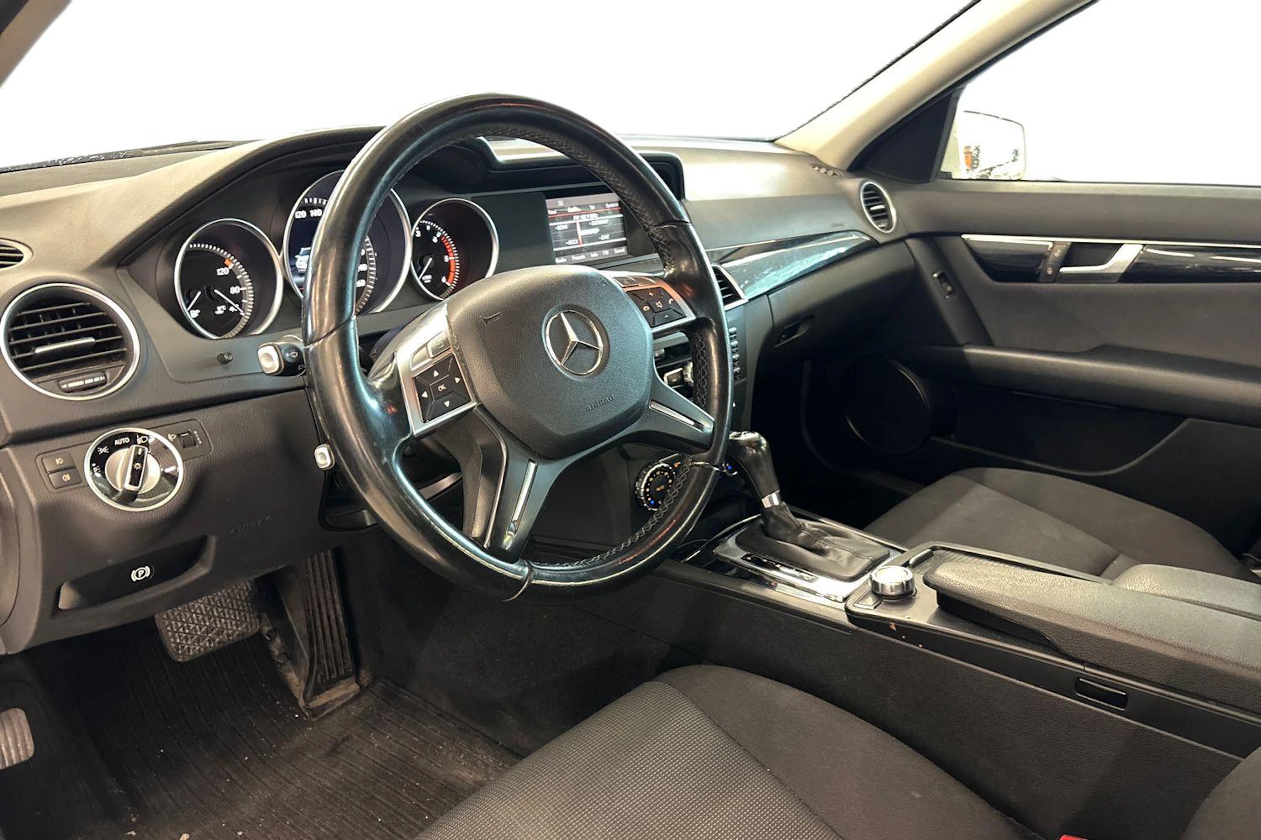 Valkoinen Mercedes-Benz C 2012 kuva 6.