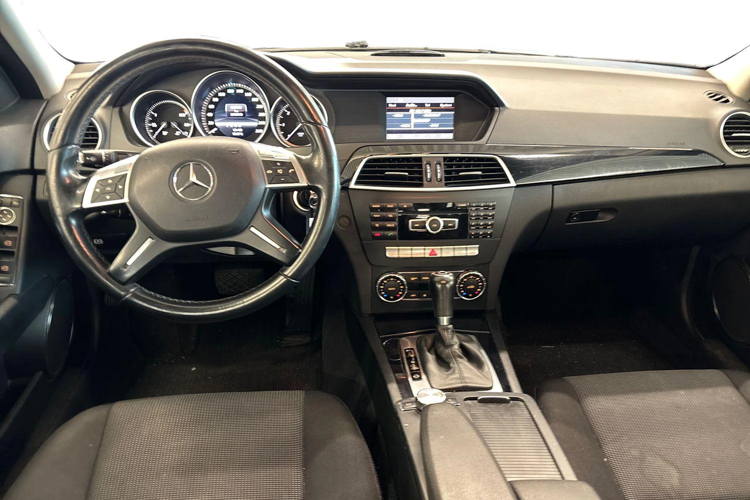 Valkoinen Mercedes-Benz C 2012 kuva 7.