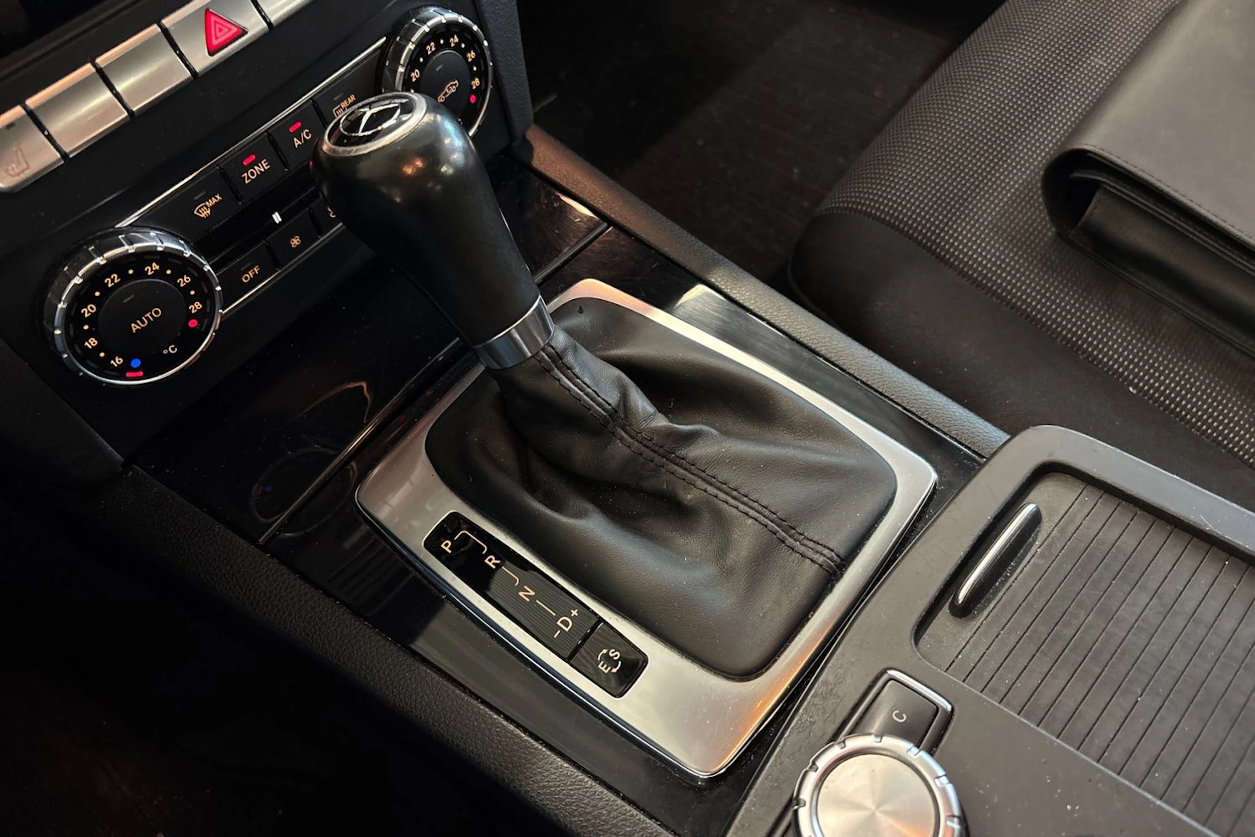 Valkoinen Mercedes-Benz C 2012 kuva 18.