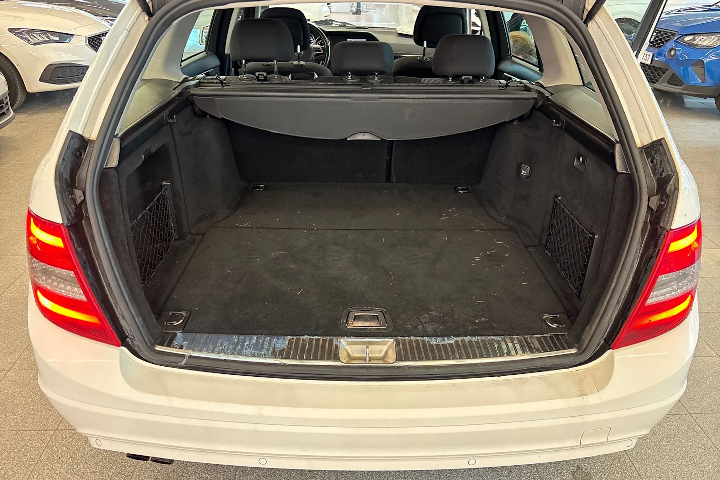 Valkoinen Mercedes-Benz C 2012 kuva 20.