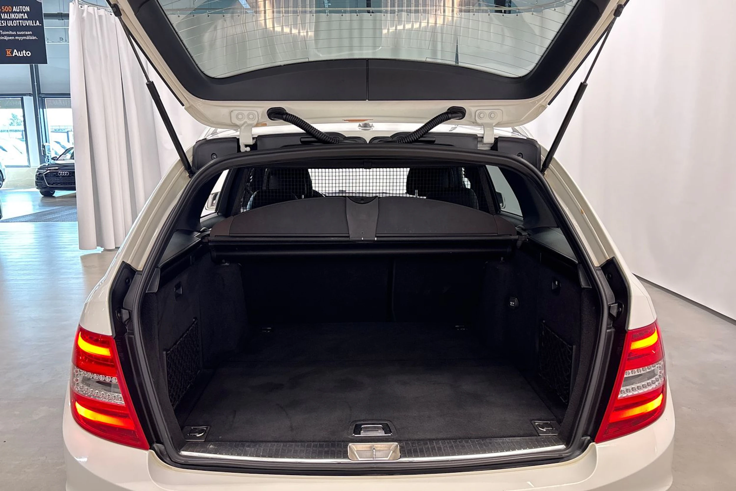 valkoinen Mercedes-Benz C 2012 kuva 11.