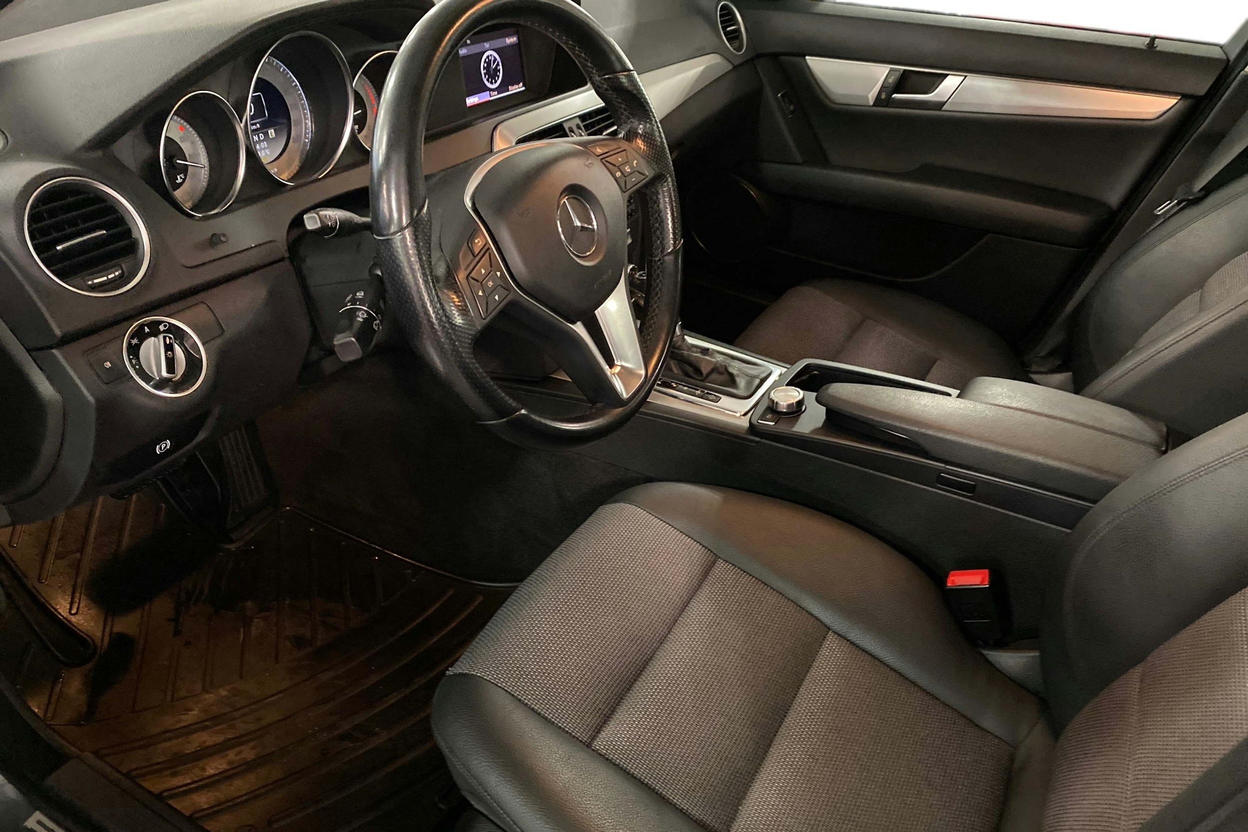 Harmaa Mercedes-Benz C 2012 kuva 7.