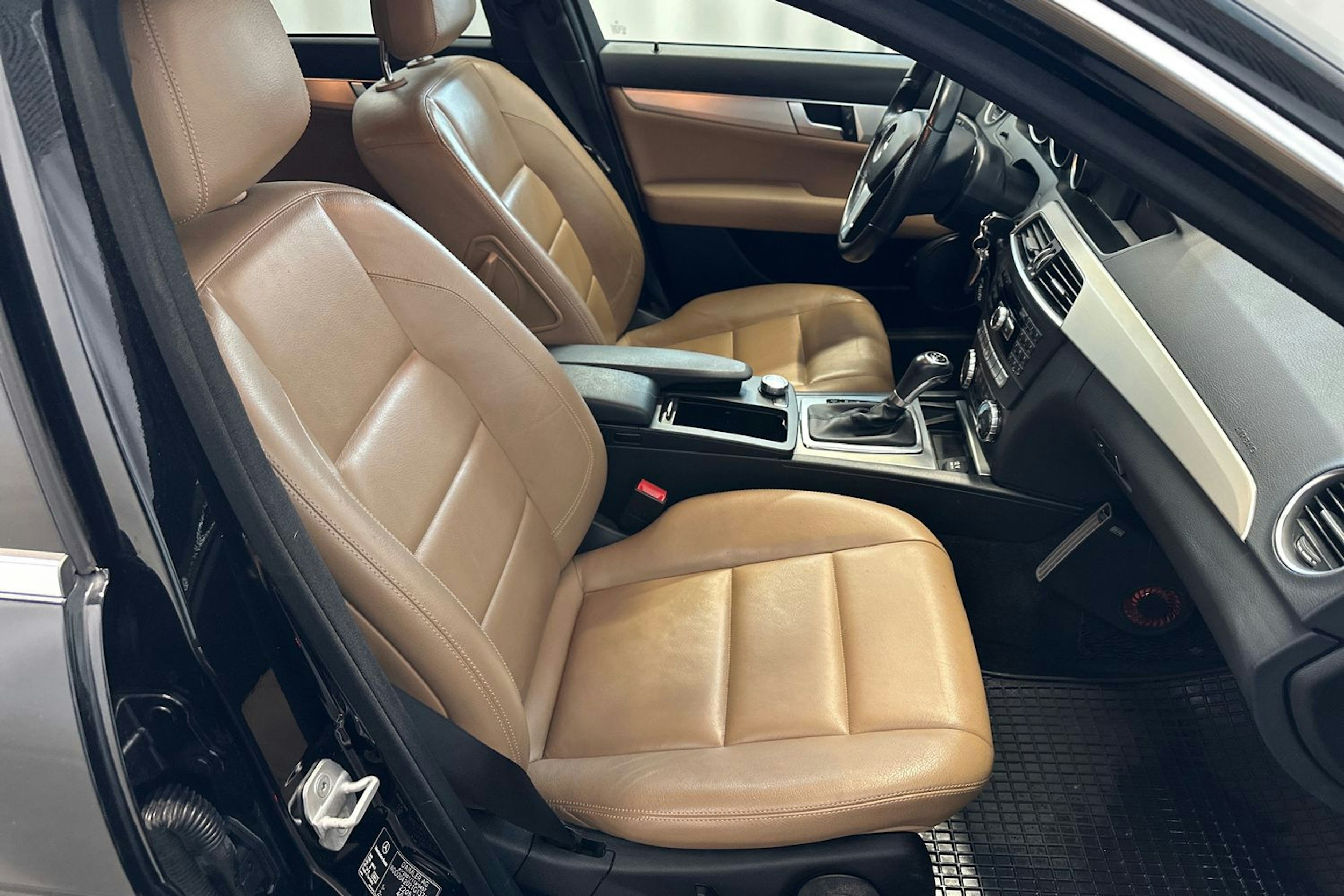 musta Mercedes-Benz C 2013 kuva 12.