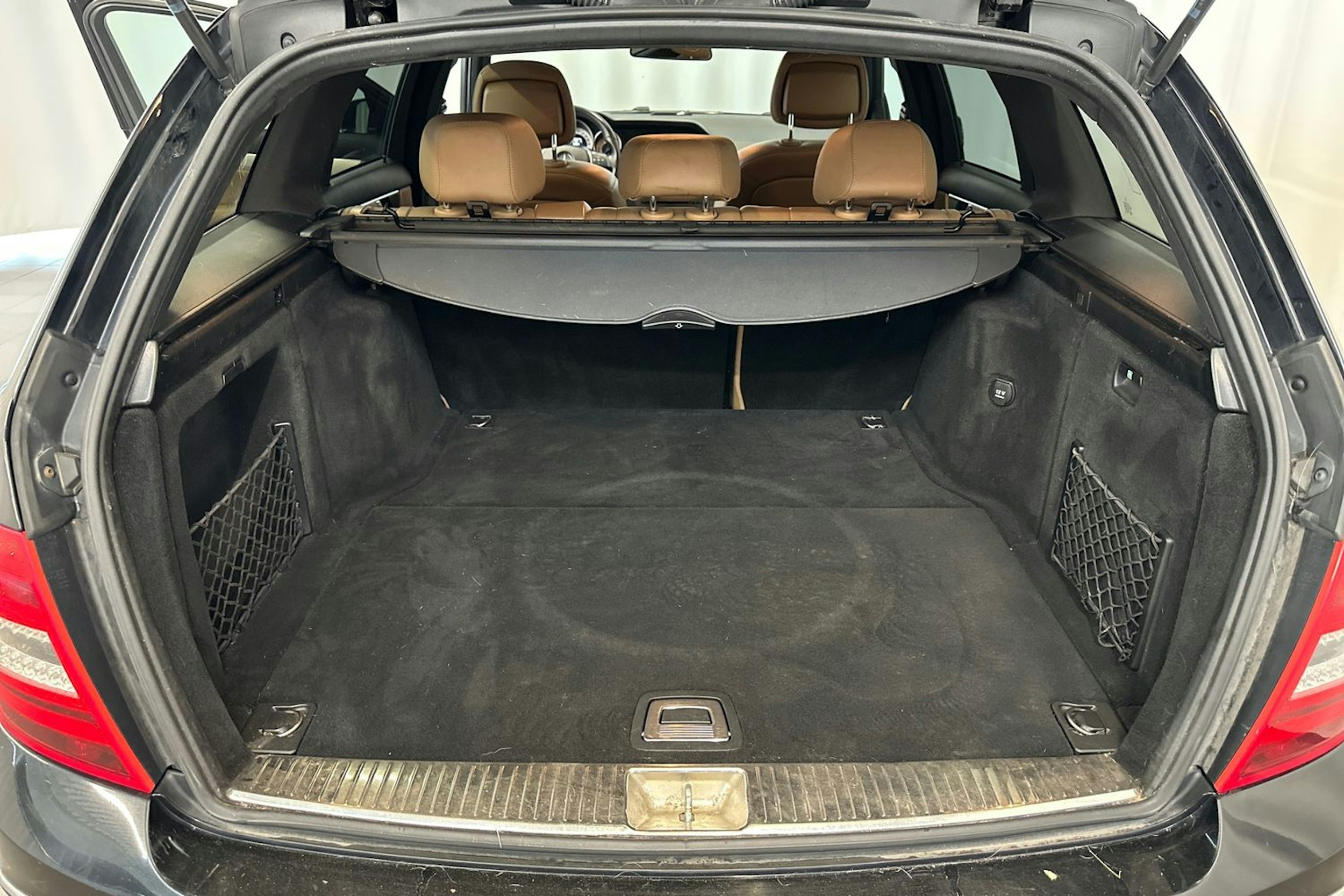 musta Mercedes-Benz C 2013 kuva 32.