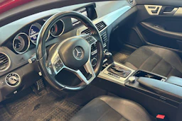 Punainen Mercedes-Benz C 2013 kuva 3.