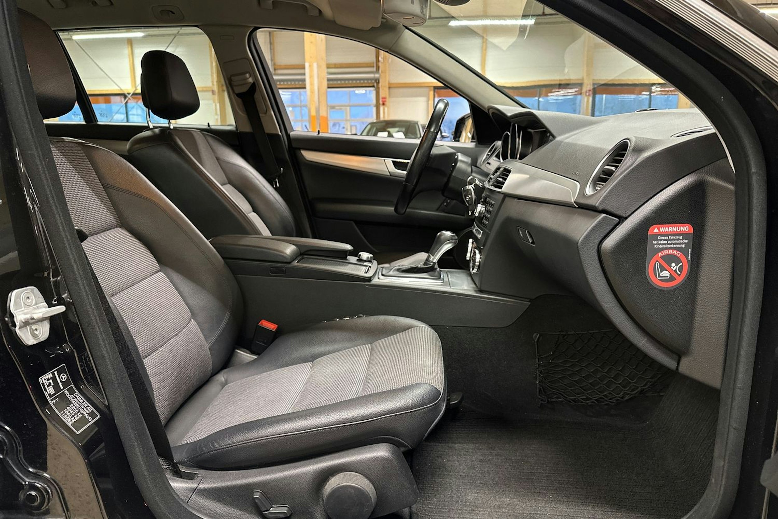 Musta Mercedes-Benz C 2013 kuva 14.
