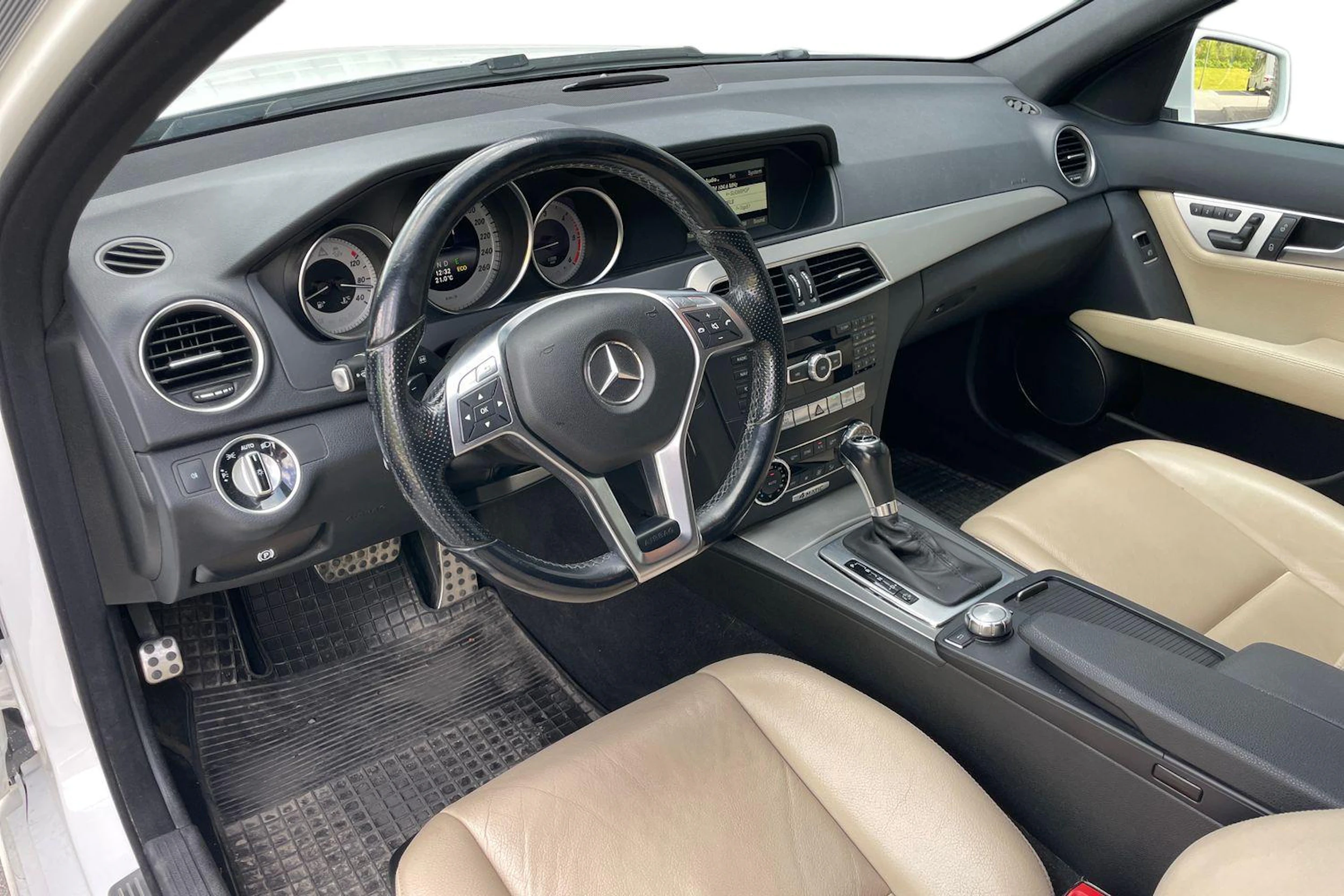 valkoinen Mercedes-Benz C 2013 kuva 3.