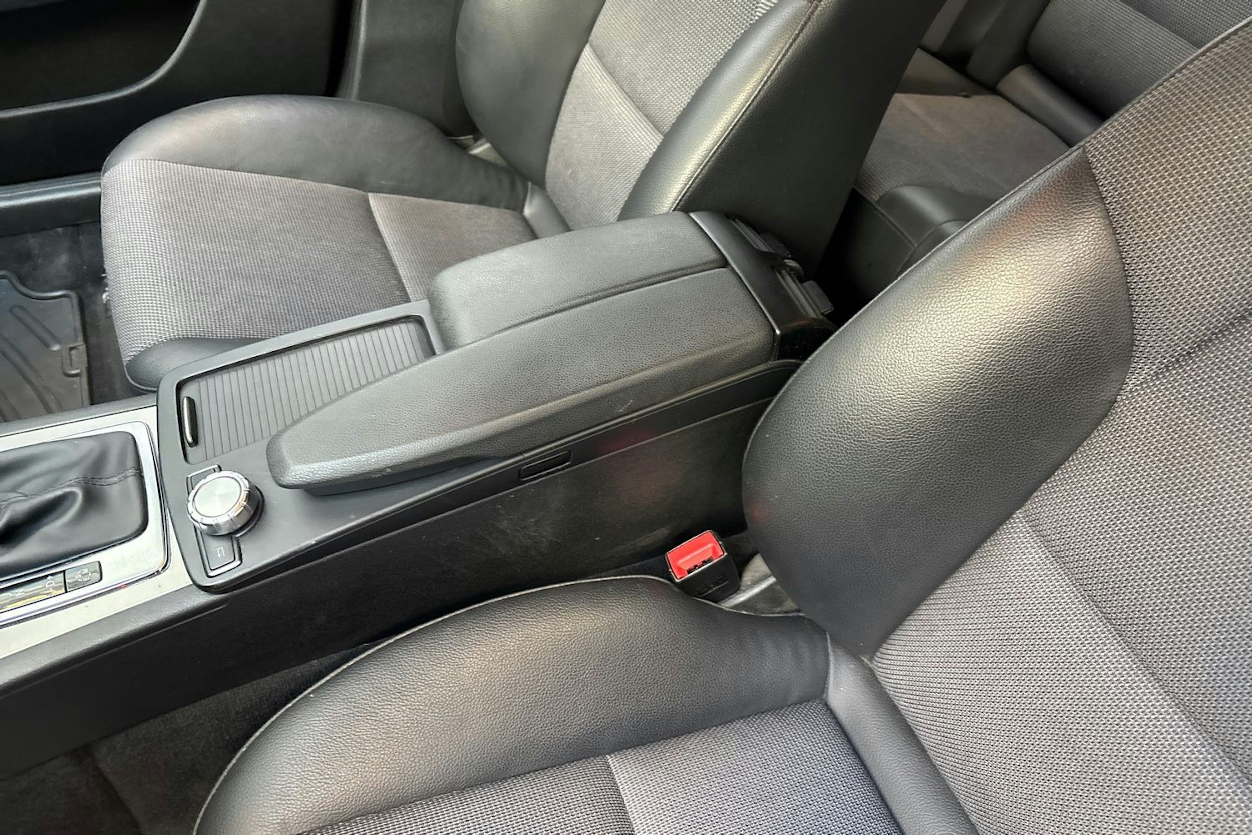 harmaa Mercedes-Benz C 2014 kuva 29.