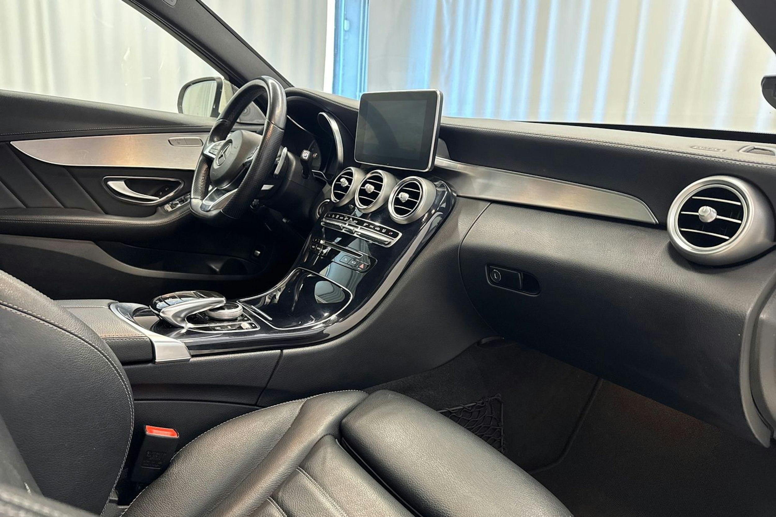 valkoinen Mercedes-Benz C 2014 kuva 30.