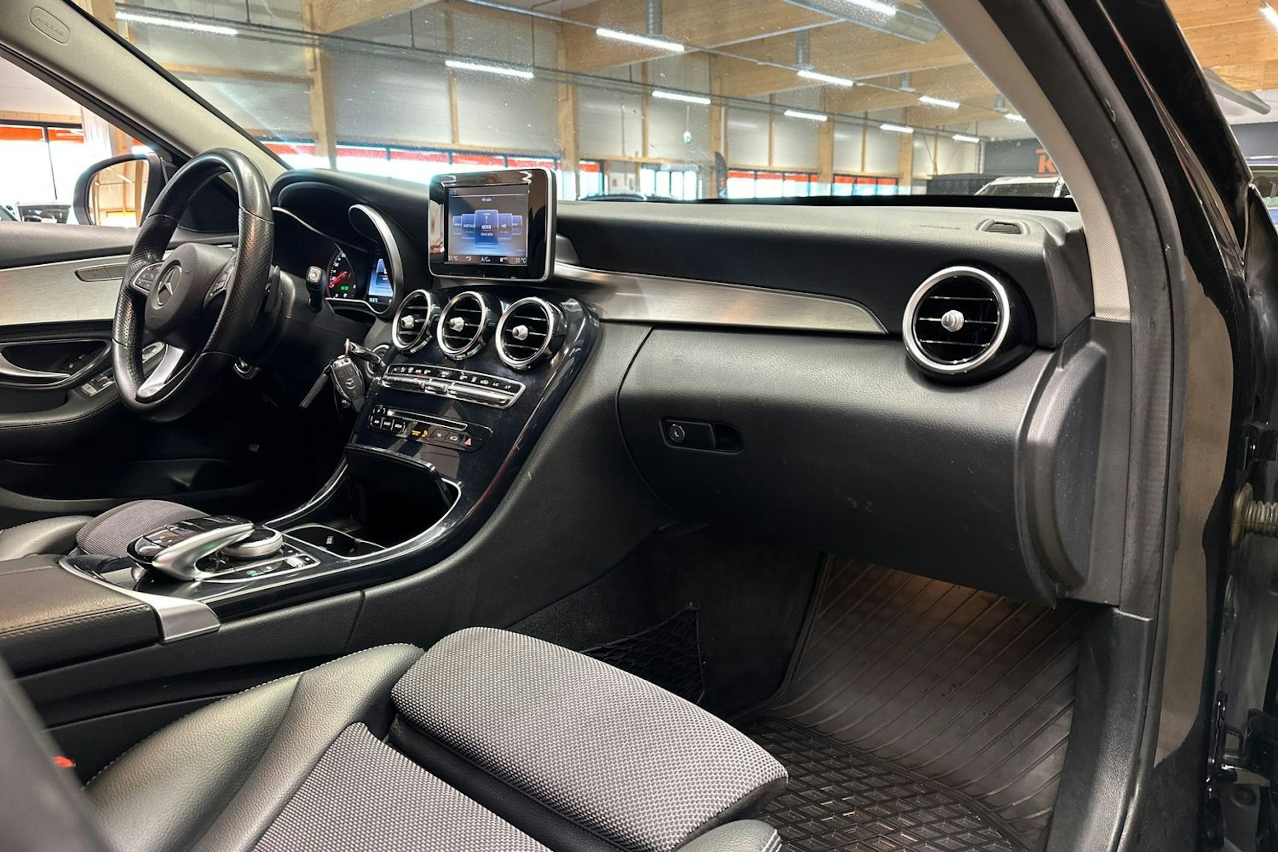 met. musta Mercedes-Benz C 2014 kuva 14.